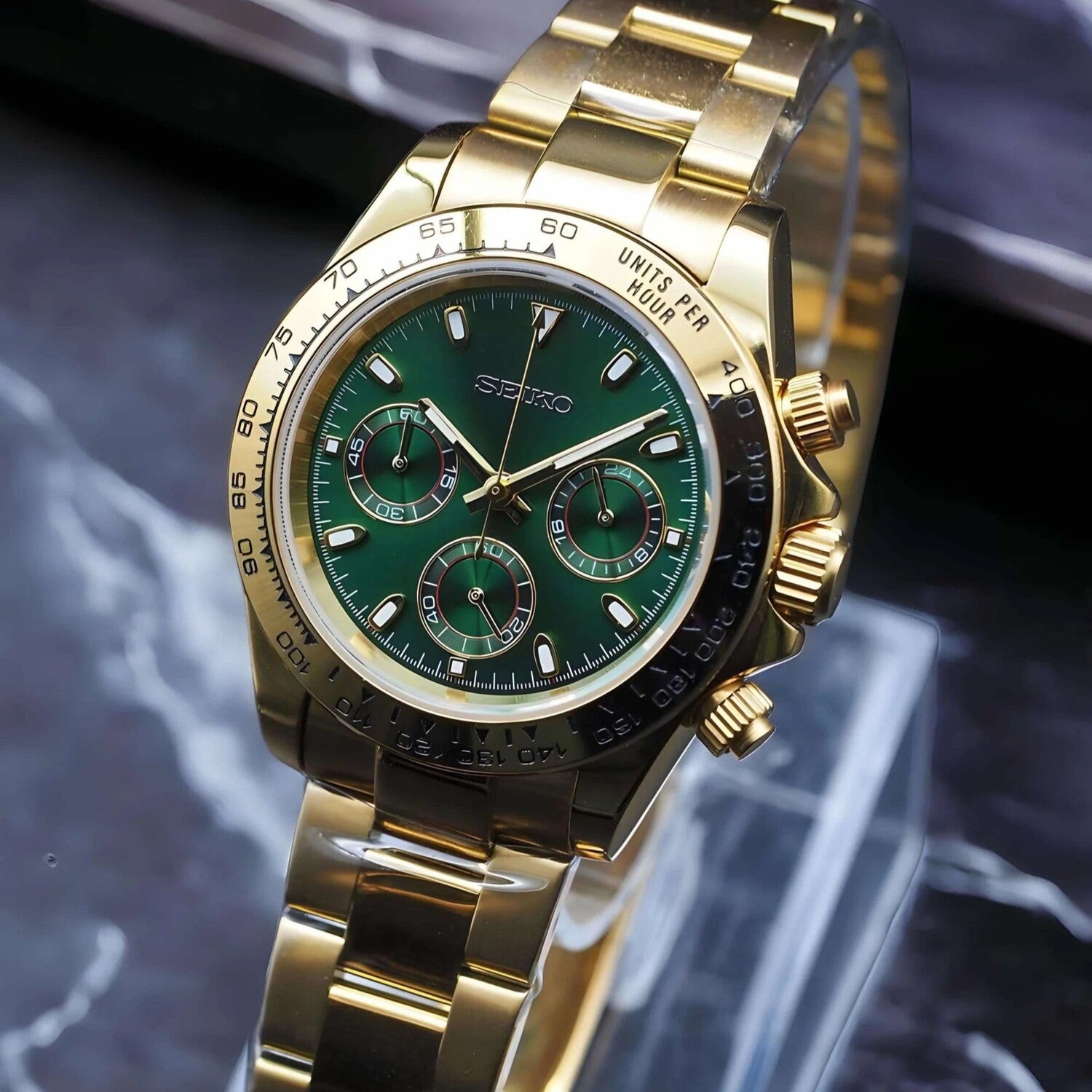 Seiko Mod Daytona Gold Green Schrägansicht mit grünem Zifferblatt, goldenen Subdials und poliertem Gelbgold-Armband