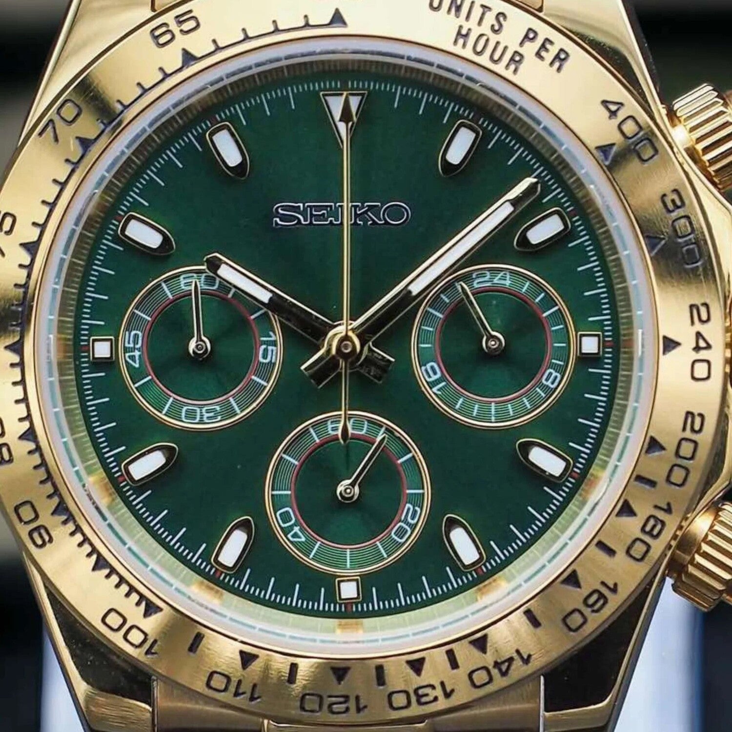 Seiko Mod Daytona Gold Green Nahaufnahme mit grünem Zifferblatt, drei detaillierten Subdials, goldenen Zeigern und gravierter Tachymeter-Lünette
