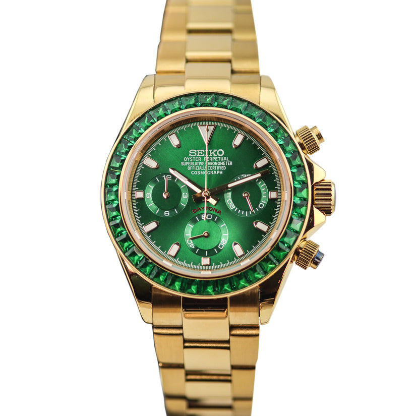 Seiko Mod Daytona Green Emerald Chronograph mit VK63 Uhrwerk, Green Emerald Zifferblatt, drei Totalisatoren, Smaragd-besetzter Lünette, vergoldetem Gehäuse und Oyster-Armband