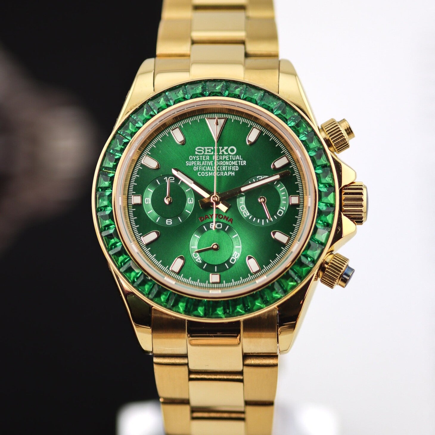 Seiko Mod Daytona Green Emerald Luxusuhr Nahaufnahme mit vergoldetem Gehäuse, Smaragd-besetzter Lünette, Green Emerald Zifferblatt, drei Totalisatoren und VK63 Chronograph-Uhrwerk