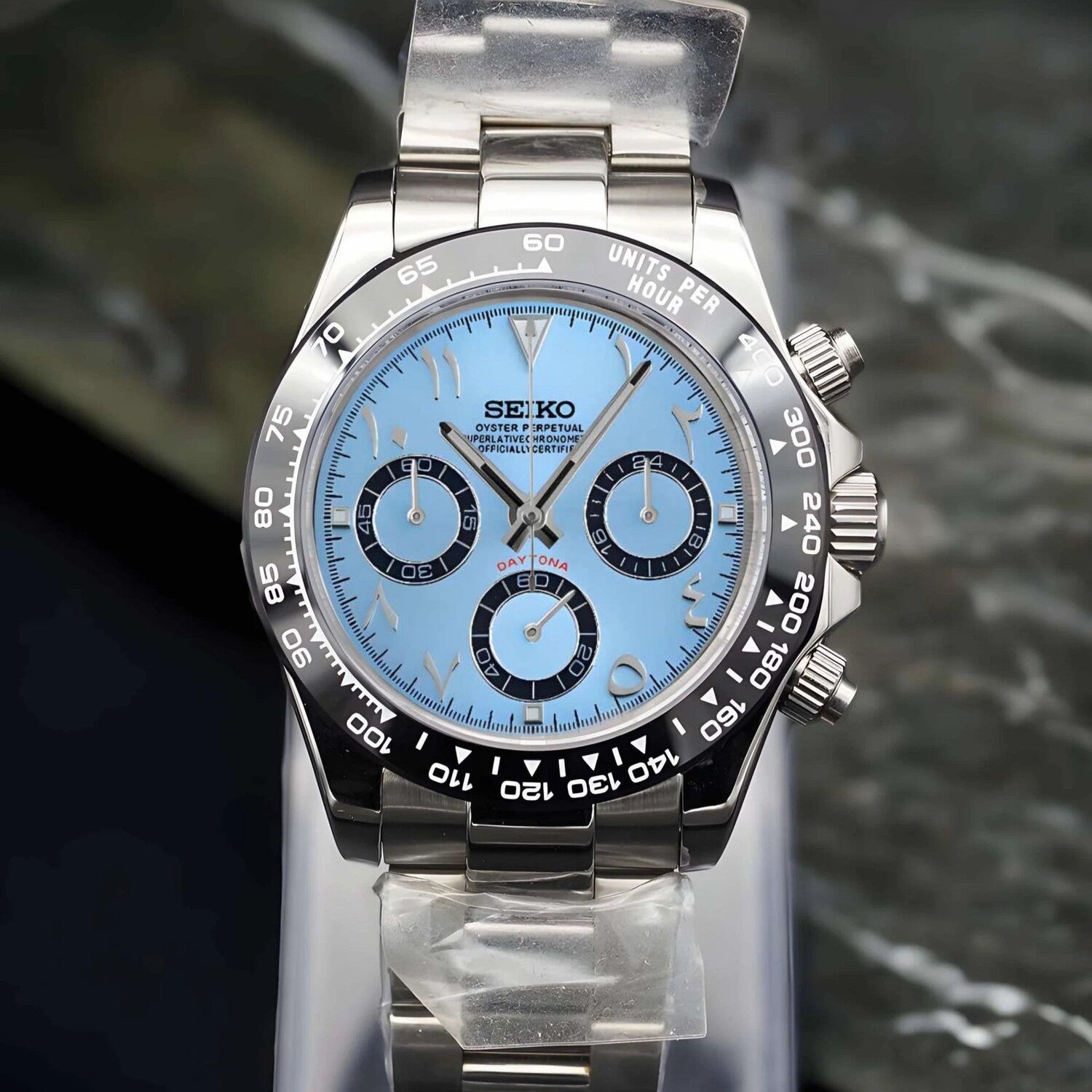 Seiko Mod Daytona Ice Blue Arabic Frontansicht mit arabischen Ziffern und Oyster Edelstahlarmband