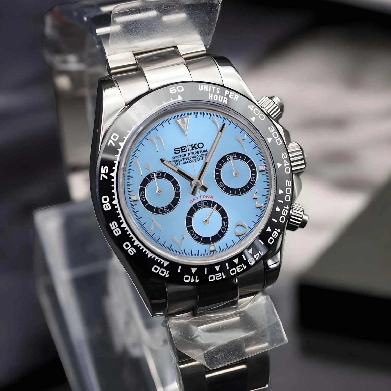 Seiko Mod Daytona Ice Blue Arabic Schrägansicht mit eisblauem Zifferblatt, Chronograph-Subdials und poliertem Gehäuse
