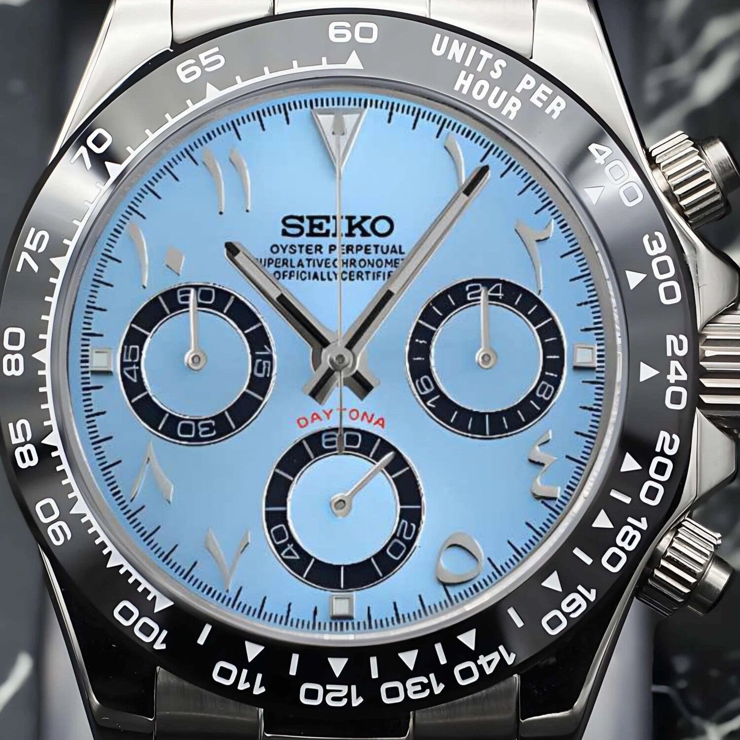 Seiko Mod Daytona Ice Blue Arabic Nahaufnahme mit eisblauem Zifferblatt, arabischen Ziffern und schwarzer Keramik-Lünette