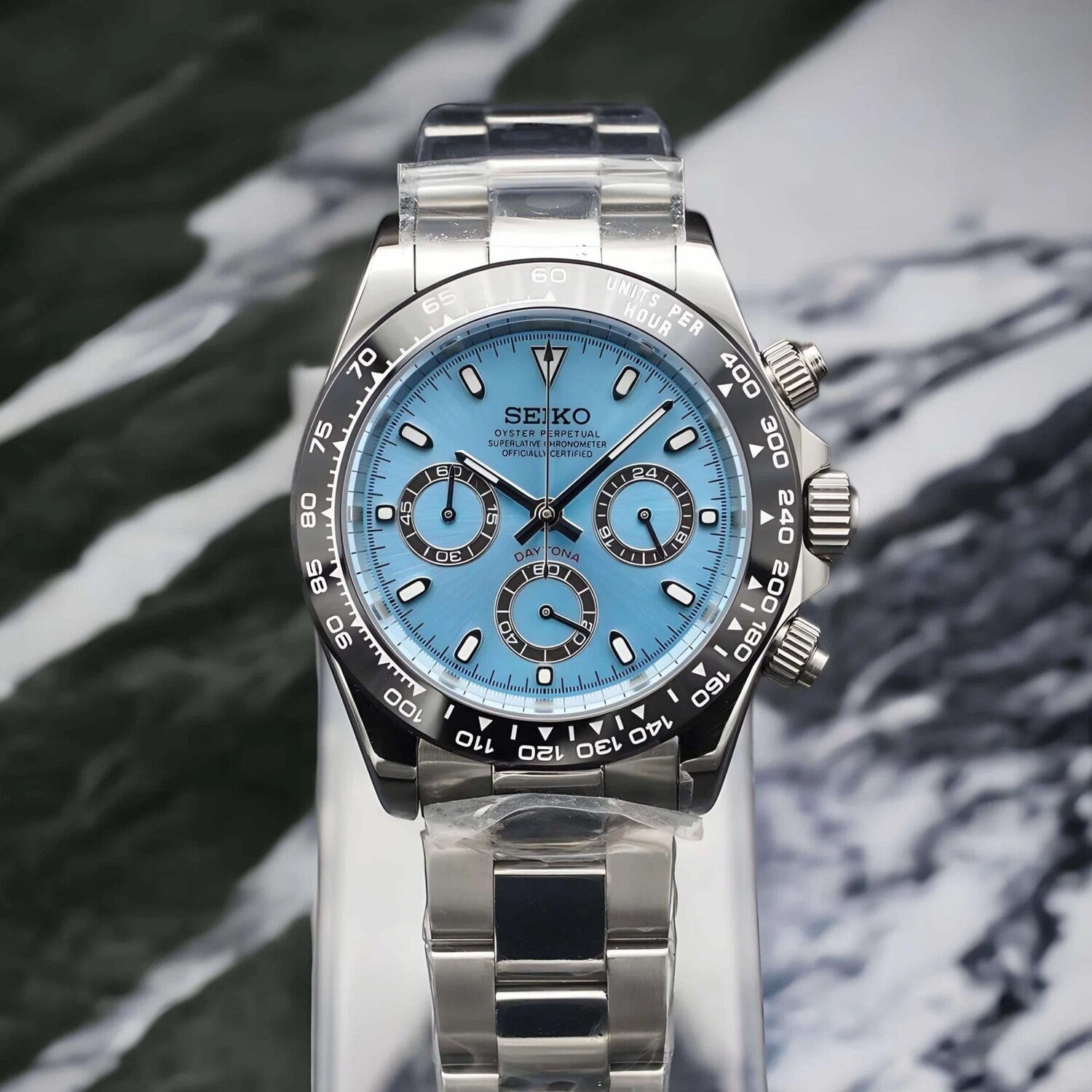 Seiko Mod Daytona Ice Blue Frontansicht mit eisblauem Zifferblatt, poliertem Edelstahlgehäuse und schwarzer Lünette