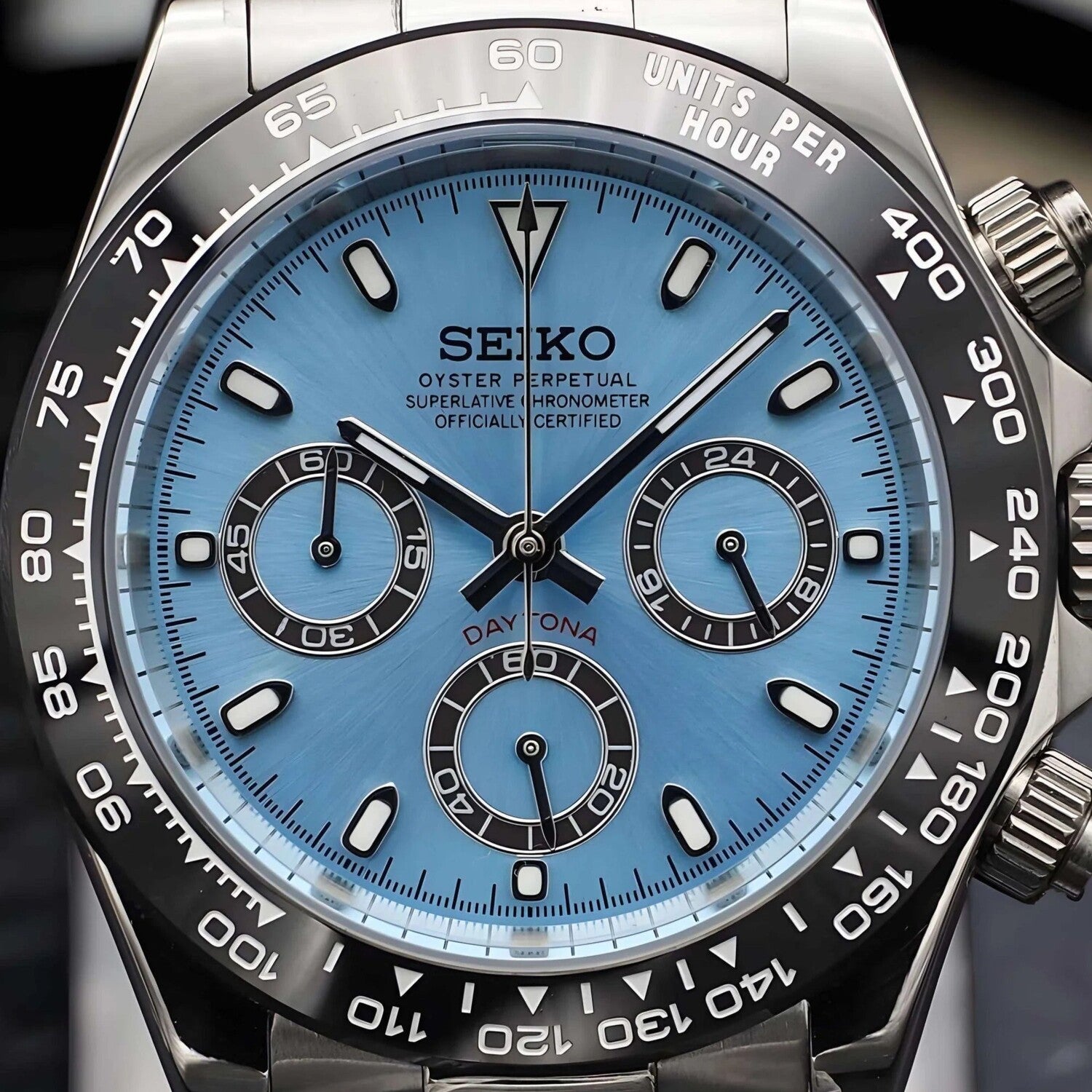 Seiko Mod Daytona Ice Blue Nahaufnahme mit eisblauem Zifferblatt, schwarzen Subdials, Leuchtzeigern und Tachymeter-Lünette