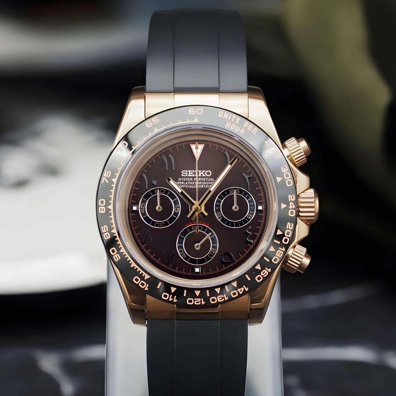 Seiko Mod Daytona Rose Gold Brown Arabic Chronograph mit braunem Zifferblatt, arabischen Ziffern, Roségold-Gehäuse, schwarzem Kautschukarmband und VK63 Chronograph-Uhrwerk