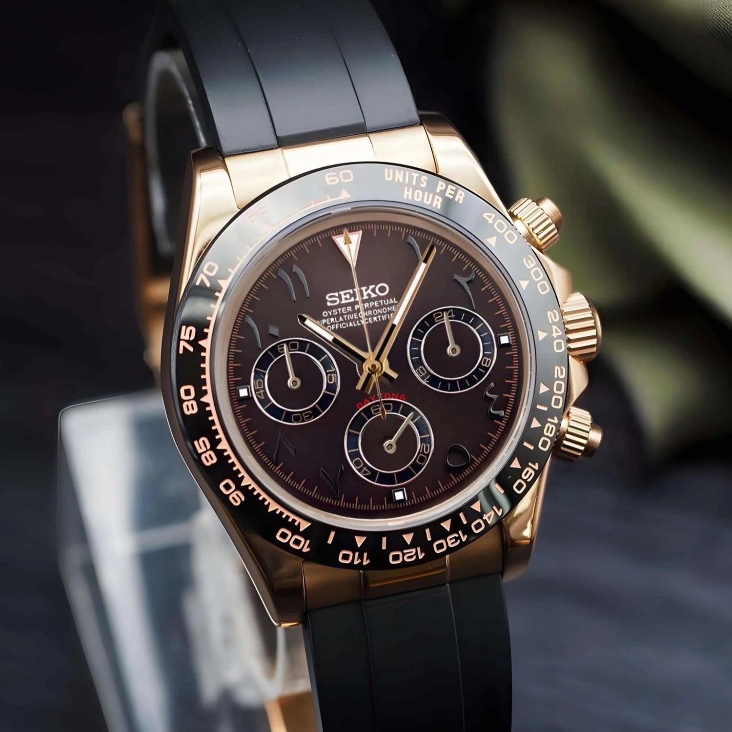 Seiko Mod Daytona Rose Gold Brown Arabic Schrägansicht mit Roségold-Edelstahlgehäuse 40mm, braunem Zifferblatt, arabischen Ziffern, schwarzer Keramik-Tachymeter-Lünette, Schraubkrone und Chronograph-Drückern