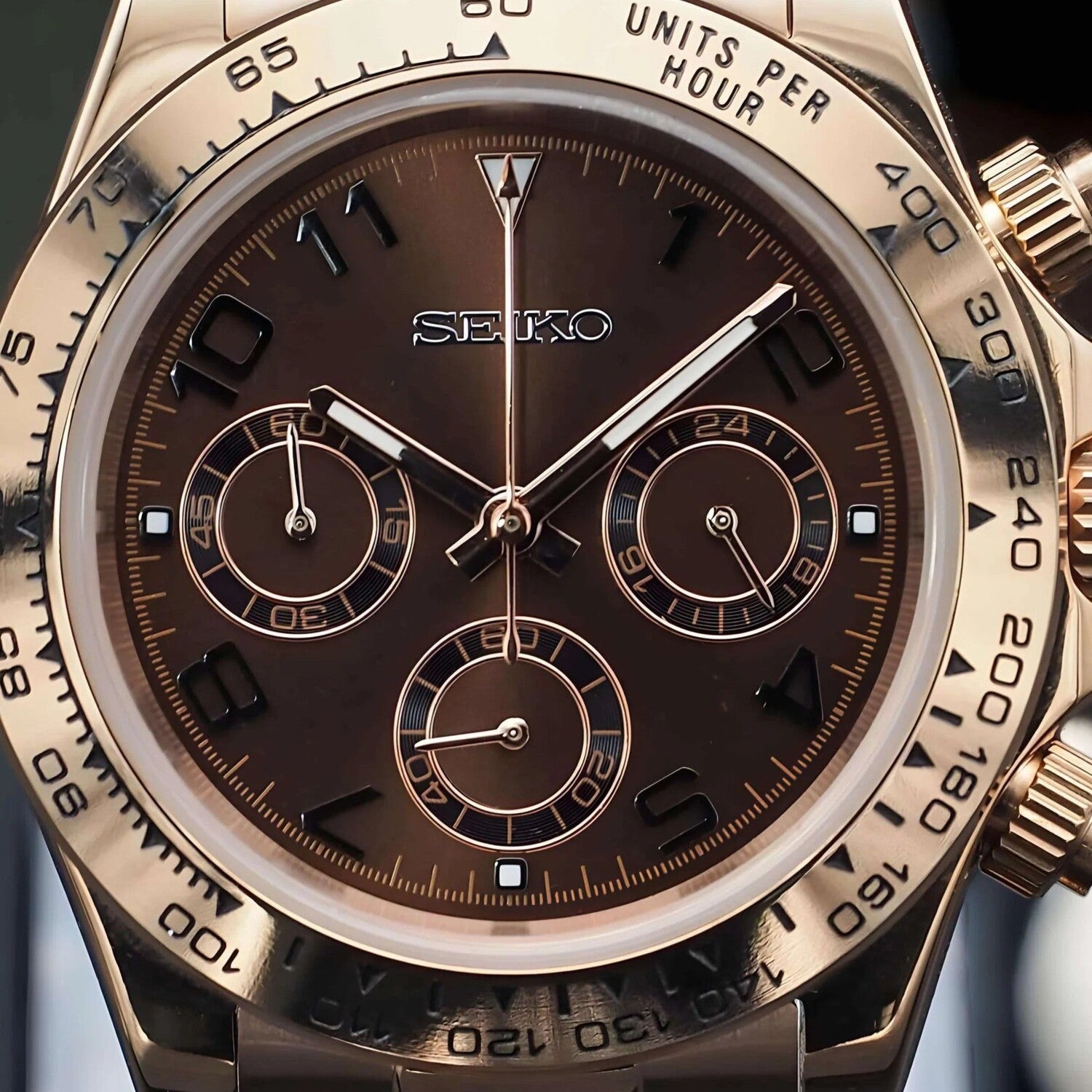 Nahaufnahme der Seiko Mod Daytona Rose Gold Chocolate mit Chocolate-Zifferblatt, Roségold-Indizes, drei schwarzen Totalisatoren, VK63 Chronograph-Funktion und schwarzer Keramik-Tachymeter-Lünette