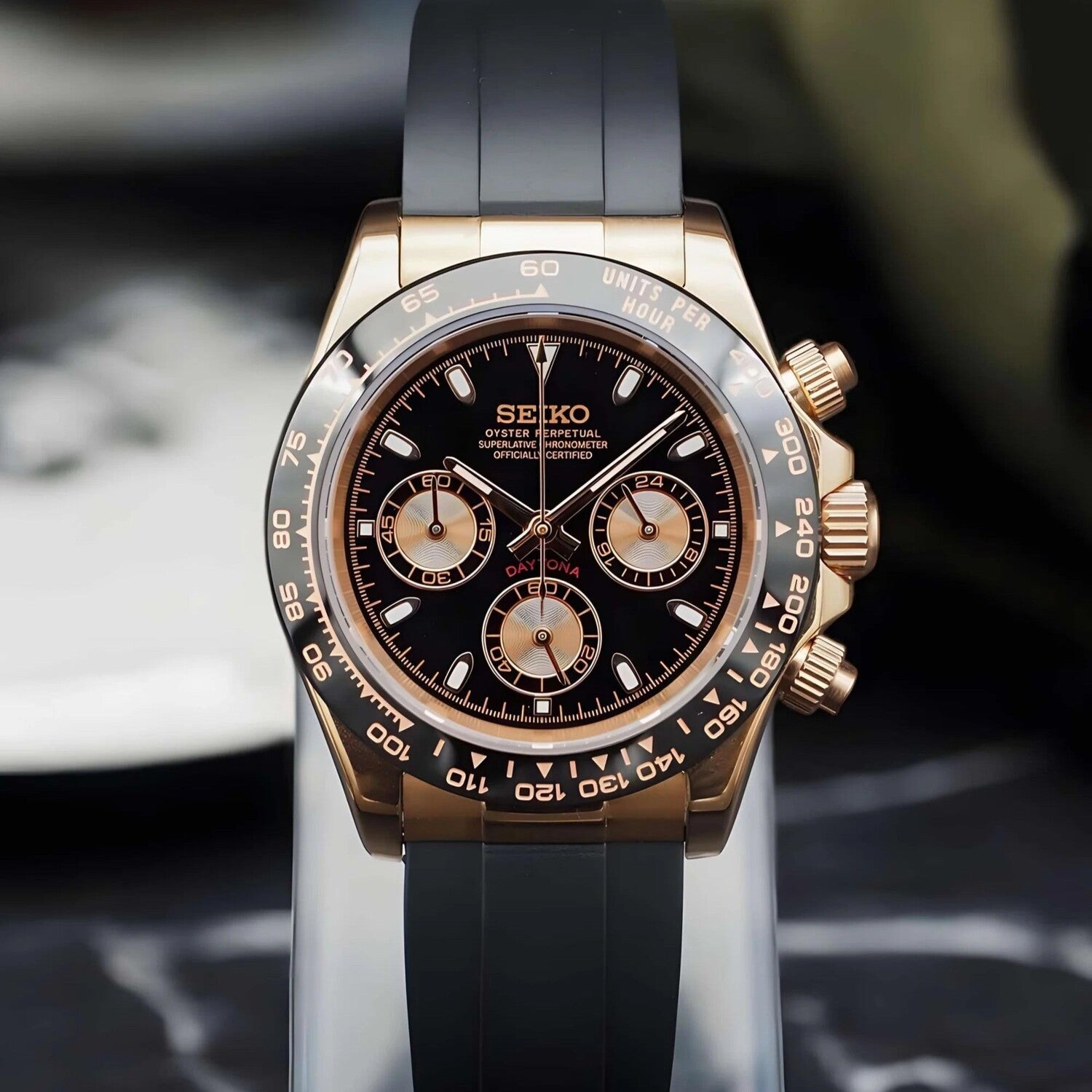 Seiko Mod Daytona Rose Gold Frontansicht mit schwarzem Kautschukarmband und goldenen Akzenten