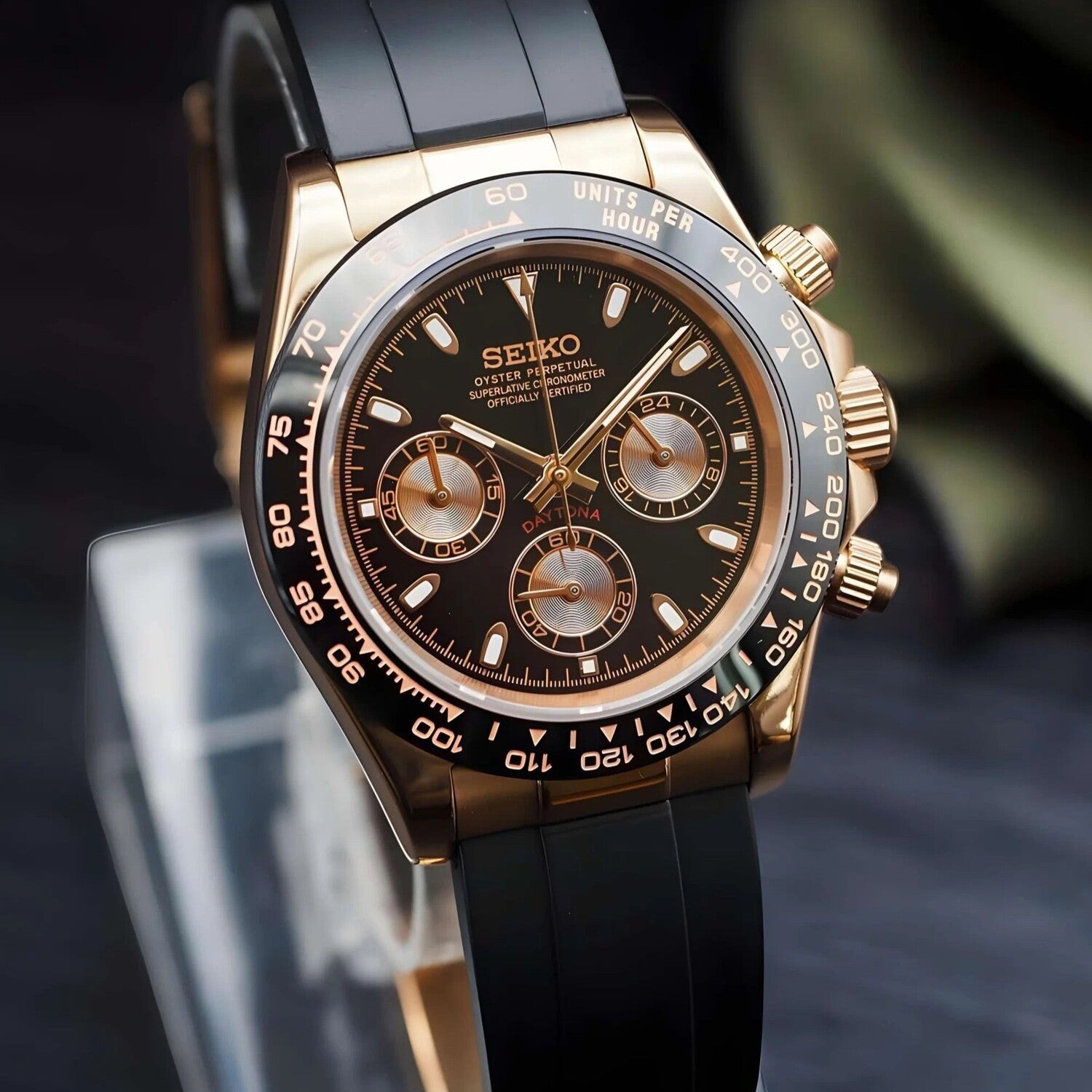 Seiko Mod Daytona Rose Gold Schrägansicht mit poliertem Gehäuse und schwarzem Zifferblatt
