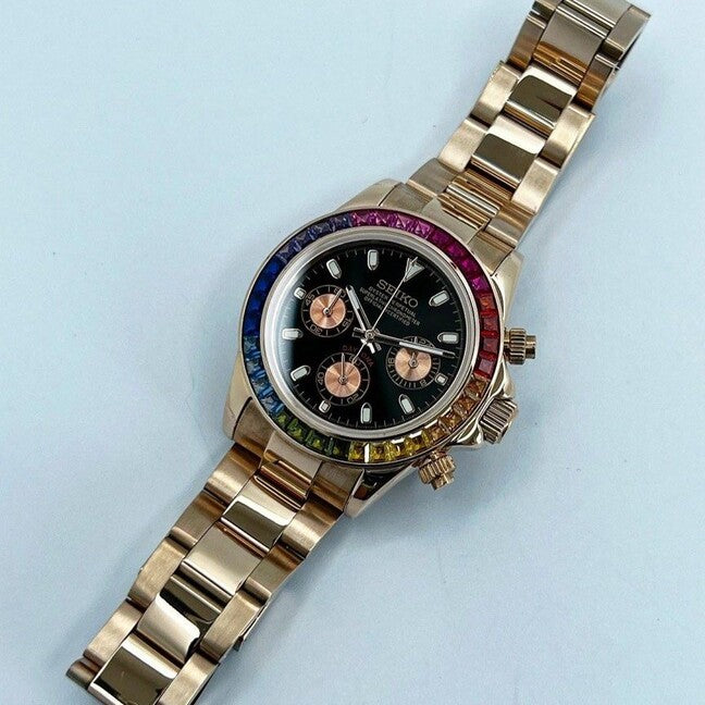 Seiko Mod Daytona Rose Gold Rainbow Draufsicht mit schwarzem Zifferblatt und Regenbogen-Edelstein-Lünette