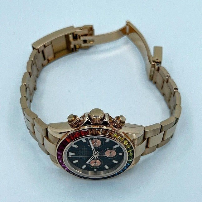 Seiko Mod Daytona Rose Gold Rainbow Detailansicht mit Krone, Chronograph-Drückern und Regenbogen-Lünette