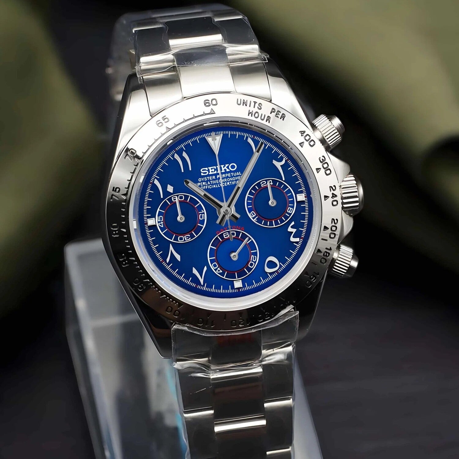 Seiko Mod Daytona Royal Blue Metallic Arabic Schrägansicht mit königsblauem Zifferblatt, silberner Lünette und poliertem Edelstahlarmband