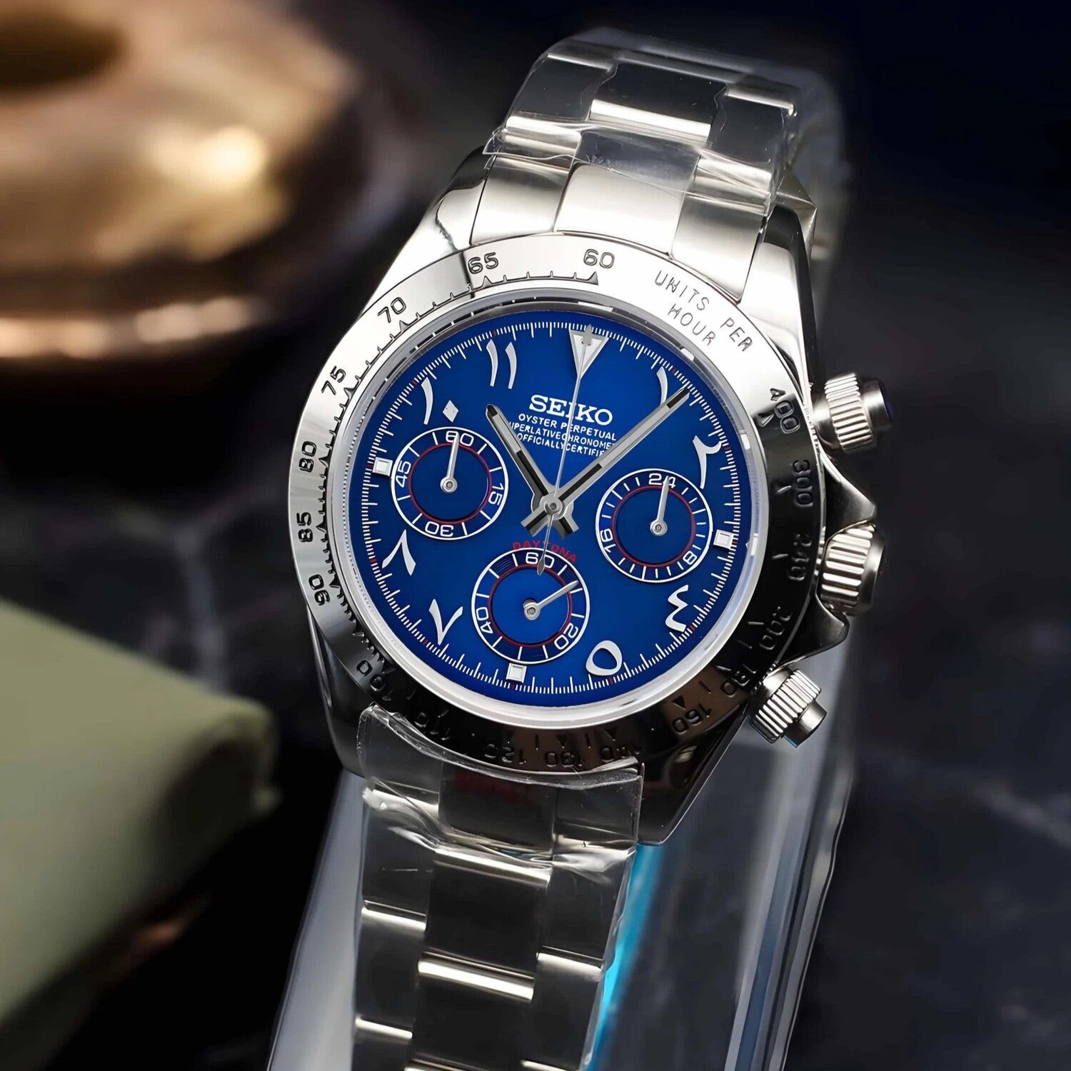 Seiko Mod Daytona Royal Blue Metallic Arabic Schrägansicht mit lebendigem blauem Zifferblatt, arabischen Ziffern, silberner Lünette und poliertem Edelstahlarmband
