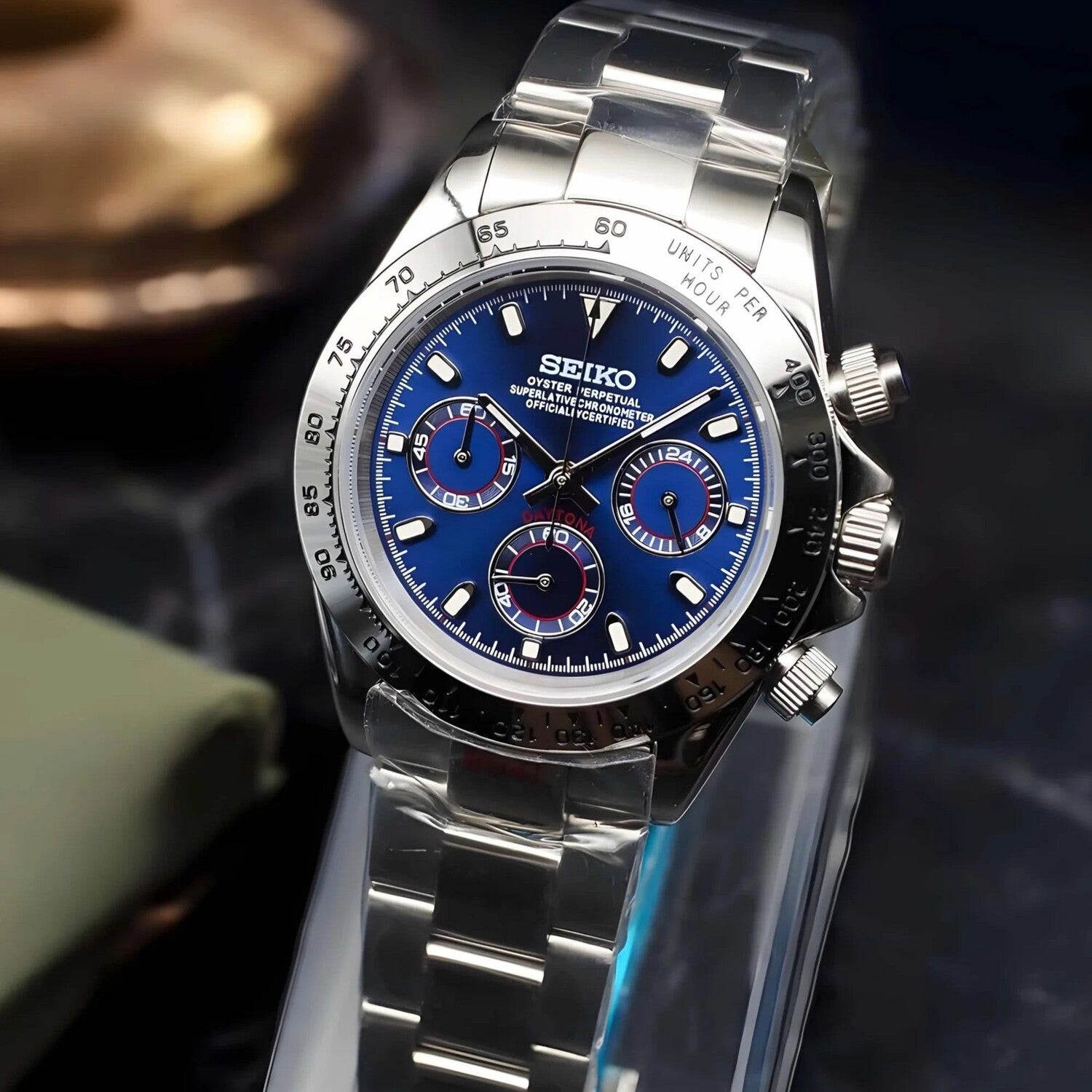 Seiko Mod Daytona Royal Blue Metallic rechte Seitenansicht mit metallischem Royal Blue Zifferblatt, Edelstahl-Tachymeter-Lünette, poliertem Oyster-Armband, Schraubkrone und Chronograph-Drückern