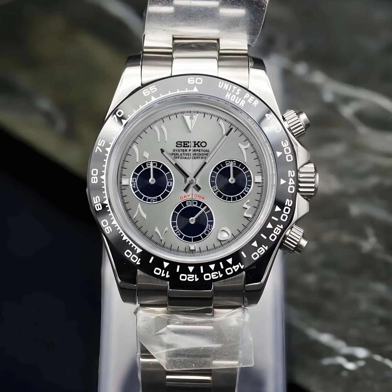 eiko Mod Daytona Silver Arabic Chronograph Herrenuhr mit silbernem Zifferblatt, arabischen Ziffern, schwarzer Keramik-Lünette, Oyster-Edelstahlarmband und VK63 Uhrwerk