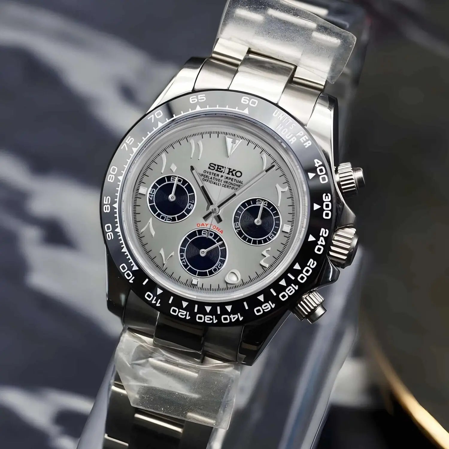 Seiko Mod Daytona Silver Arabic rechte Seitenansicht mit silbernem Zifferblatt, schwarzer Keramik-Lünette, Oyster-Edelstahlarmband, Schraubkrone, Chronograph-Drückern und VK63 Uhrwerk