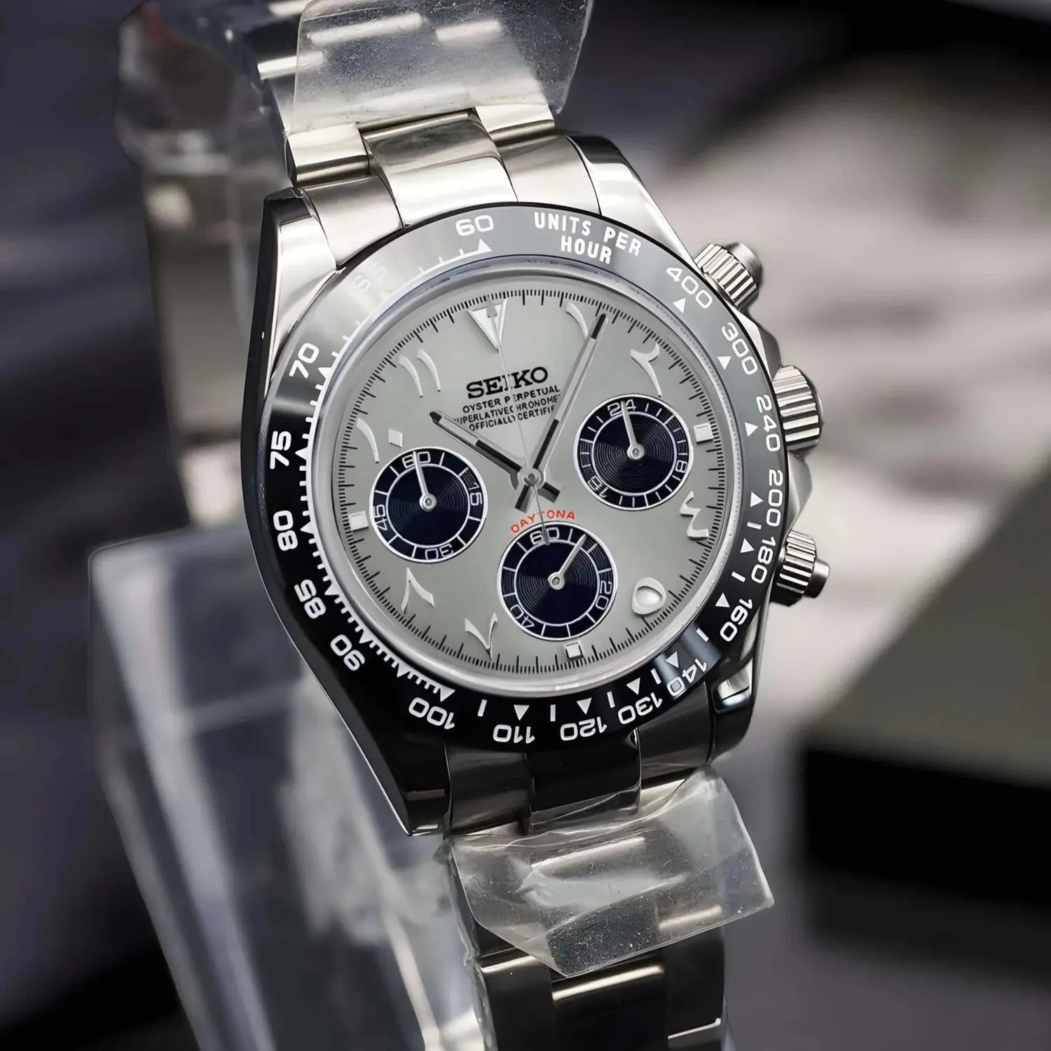 Seiko Mod Daytona Silver Arabic Seitenansicht mit silbernem Zifferblatt, arabischen Ziffern, schwarzer Keramik-Tachymeter-Lünette, VK63 Uhrwerk, Edelstahlgehäuse 40mm und Oyster-Armband