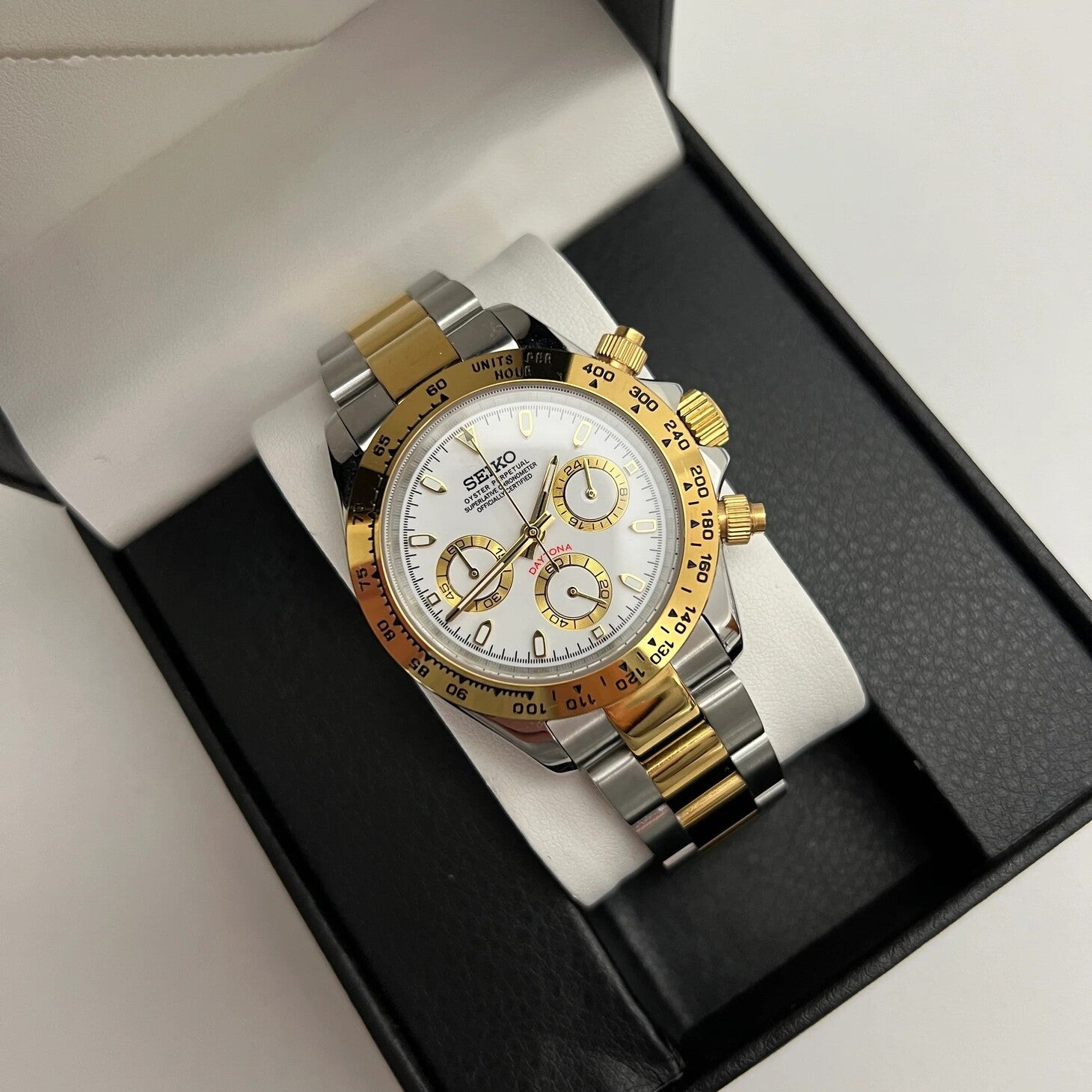Seiko Mod Daytona Silver Gold White in schwarzer Uhrenbox mit weißem Zifferblatt und zweifarbigem Edelstahl Gold Armband