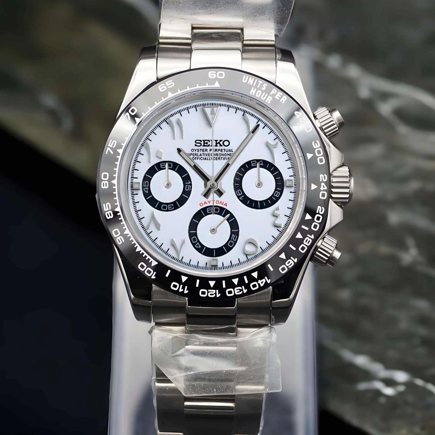 Seiko Mod Daytona White Arabic Chronograph Herrenuhr mit weißem Zifferblatt, arabischen Ziffern, schwarzer Keramik-Lünette, Oyster-Edelstahlarmband und VK63 Uhrwerk
