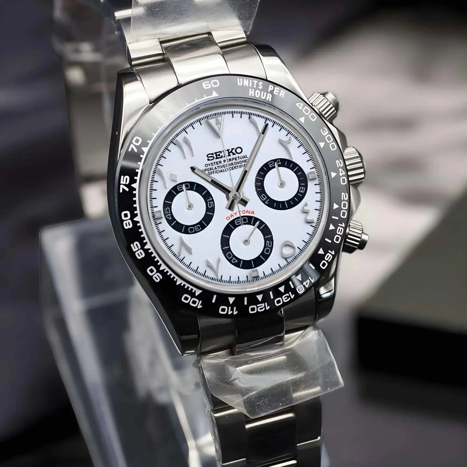Seiko Mod Daytona White Arabic mit poliertem Edelstahlgehäuse 40mm, weißem Zifferblatt, schwarzen Totalisatoren, gravierter Keramik-Tachymeter-Lünette, VK63 Uhrwerk und Oyster-Armband