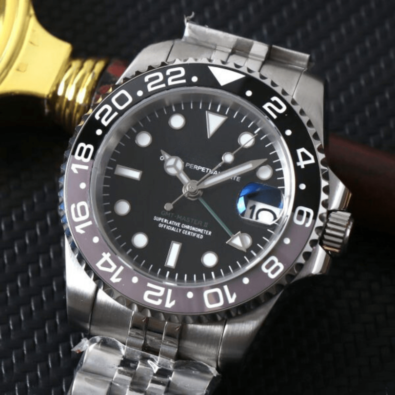 Seiko Mod GMT Bruce Wayne Nahaufnahme mit NH34 GMT Uhrwerk, grau-schwarzer Keramiklünette, Cyclops Datumslupe und schwarzem Zifferblatt