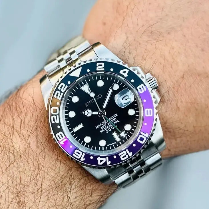 Seiko Mod GMT Joker am Handgelenk, Nahaufnahme mit lila-schwarzer Lünette und Jubilé-Armband