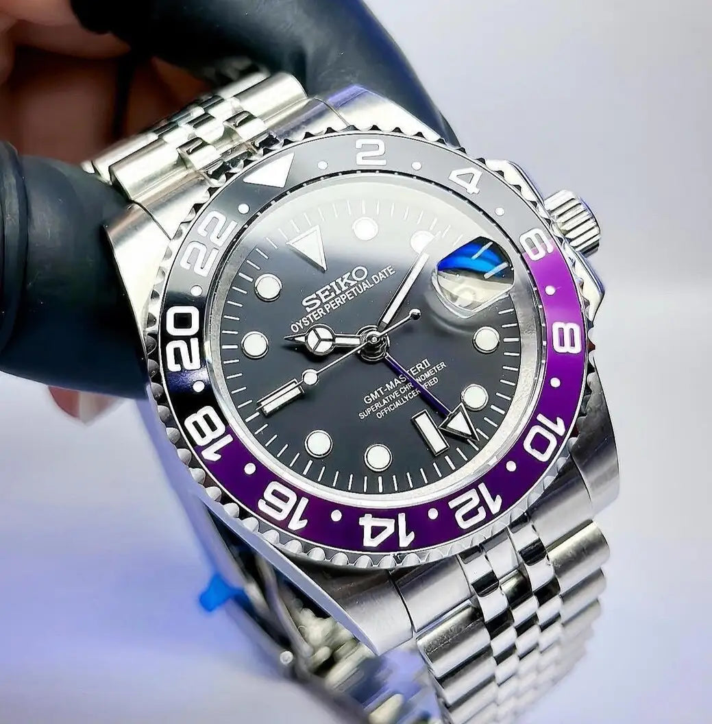 Schrägansicht der Seiko Mod GMT Joker mit schwarzem Zifferblatt und vergrößerter Datumsanzeige