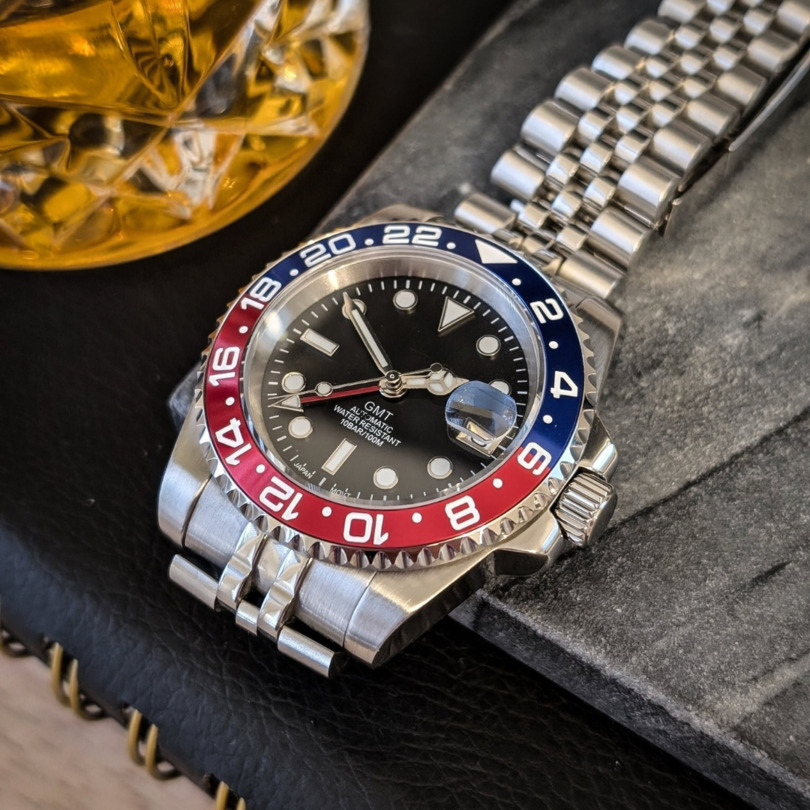 Seiko Mod GMT Pepsi Draufsicht, Jubilee Armband Krümmung, Zifferblatt Symmetrie, Pepsi Keramiklünette, NH34 GMT Automatikuhr