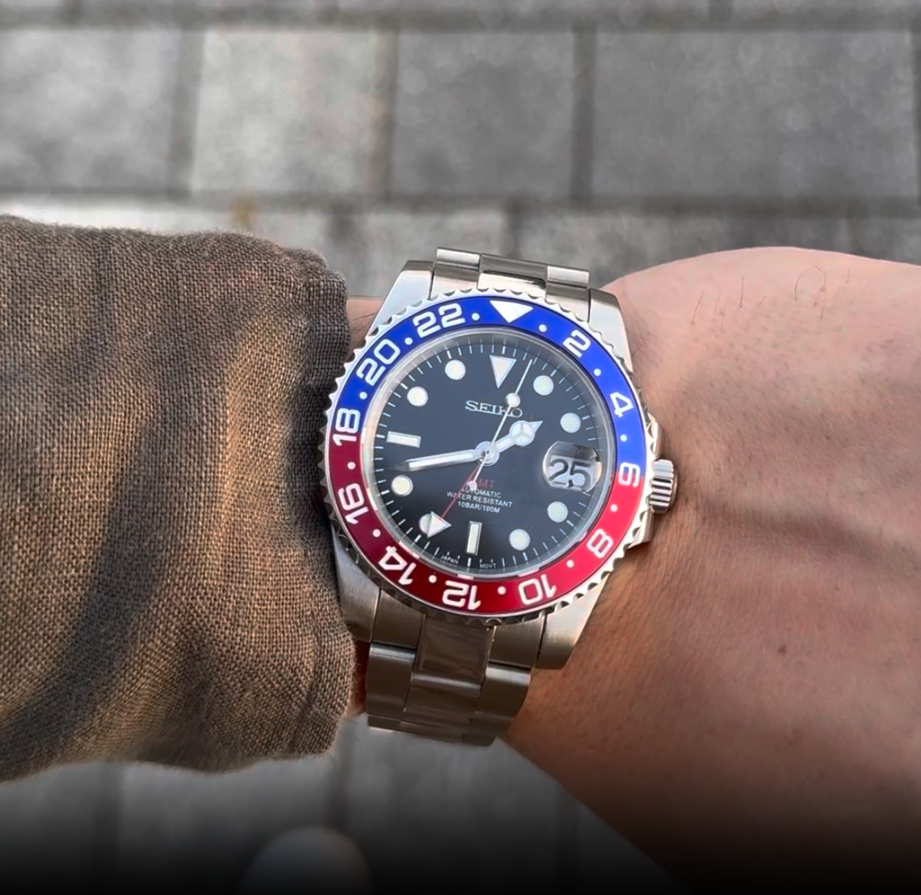 Seiko Mod GMT Pepsi Handgelenk Aufnahme, blau-rote Pepsi Lünette, Jubilee Edelstahlarmband, Tageslicht, GMT Dual-Time Lifestyle