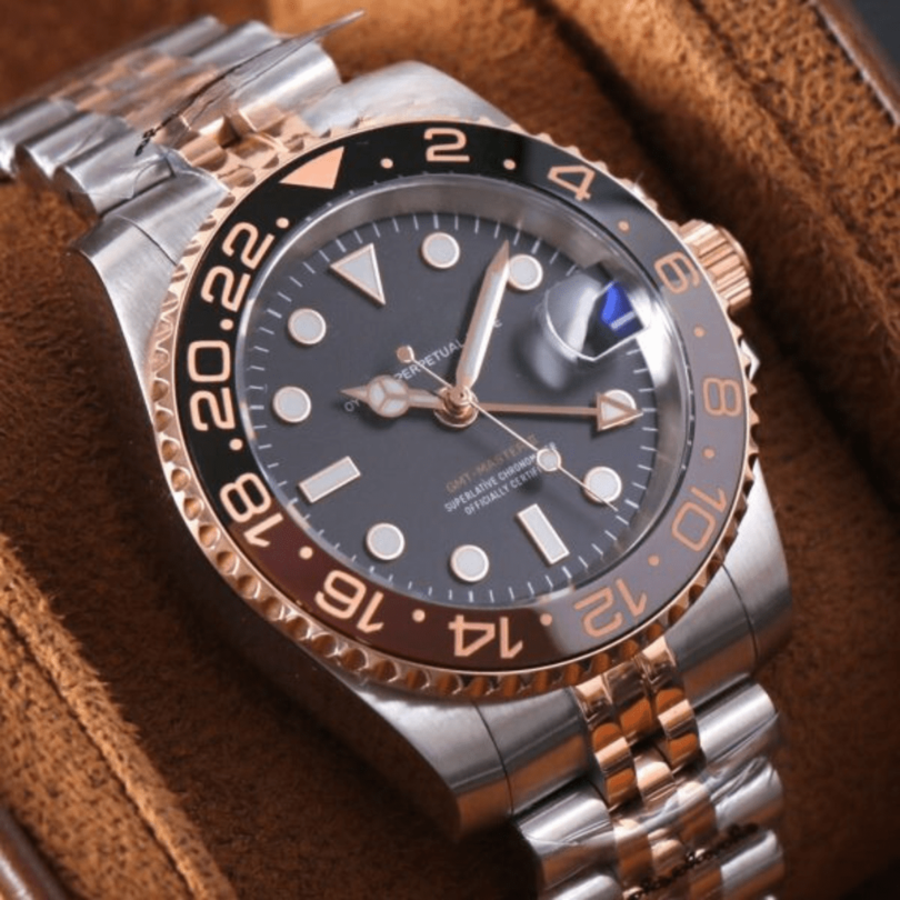 Seiko Mod GMT Rootbeer Display Box, Jubilee Edelstahlarmband, warme Roségold Reflektionen, Rootbeer Lünette, GMT Automatikuhr