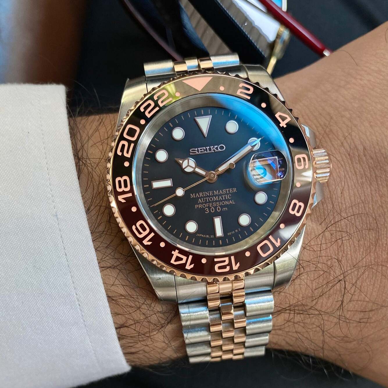 Seiko Mod GMT Rootbeer Handgelenk, zweifarbiges Jubilee Armband, Rootbeer Keramiklünette, Edelstahl Roségold, GMT Taucheruhr