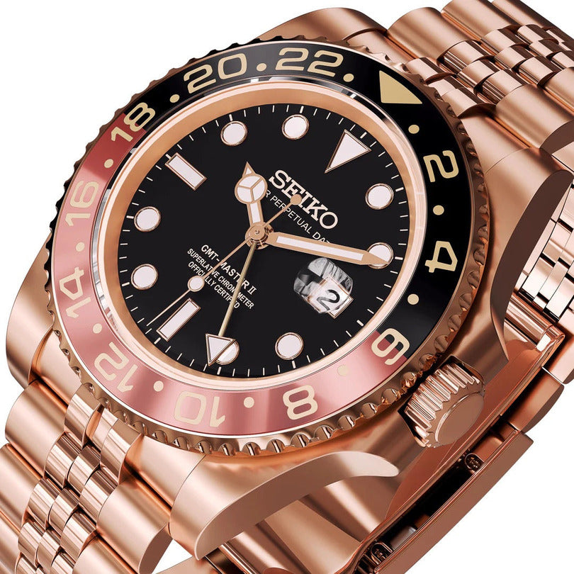 Seiko Mod GMT Rootbeer Rose Gold Kronendetail Nahaufnahme zeigt verschraubte Krone, warme Roségold Reflektionen und präzise Verarbeitung der GMT Taucheruhr