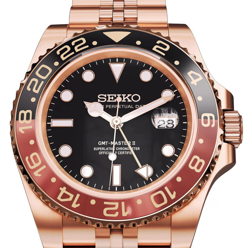 Seiko Mod GMT Rootbeer Rose Gold Zifferblatt Nahaufnahme mit NH34 GMT Uhrwerk, präzisen Leuchtindizes, vergrößertem Datumsfenster und hochwertigem Finish für Weltreisende