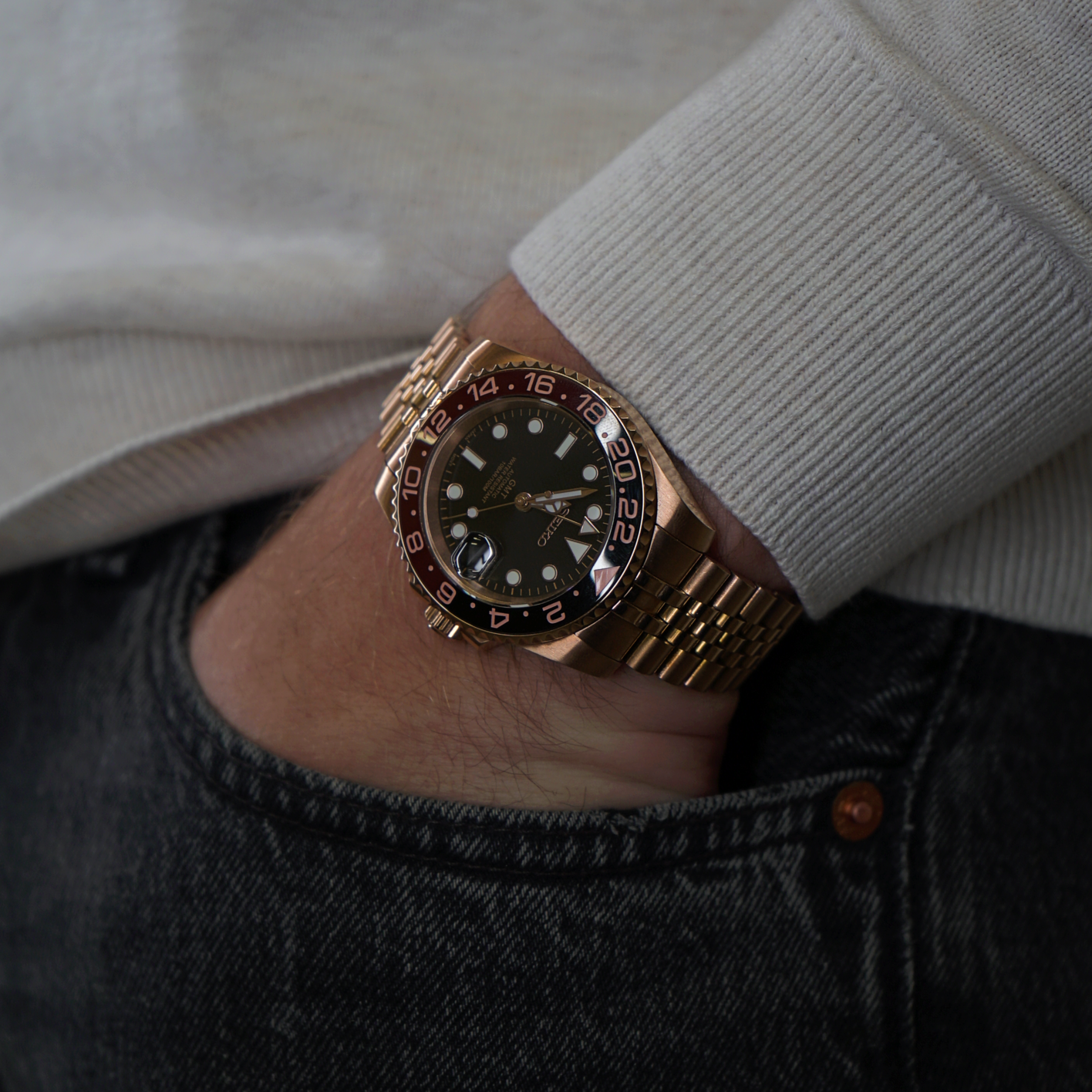 Seiko Mod GMT Rootbeer Rose Gold am Handgelenk kombiniert mit Casual Outfit zeigt natürliche Passform, Gehäusetiefe und elegante Roségold Optik im Alltag