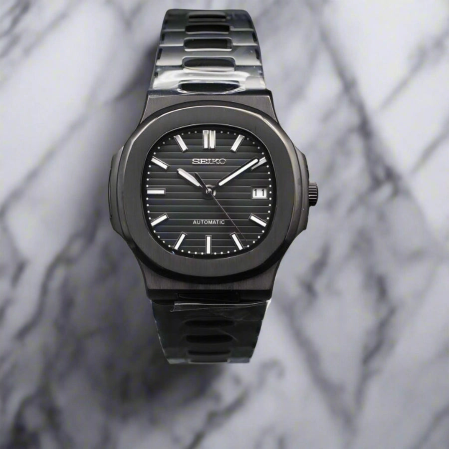 Seiko Mod Nautilus All Black mit gebürstetem Edelstahlgehäuse, 40mm, auf Marmor-Hintergrund