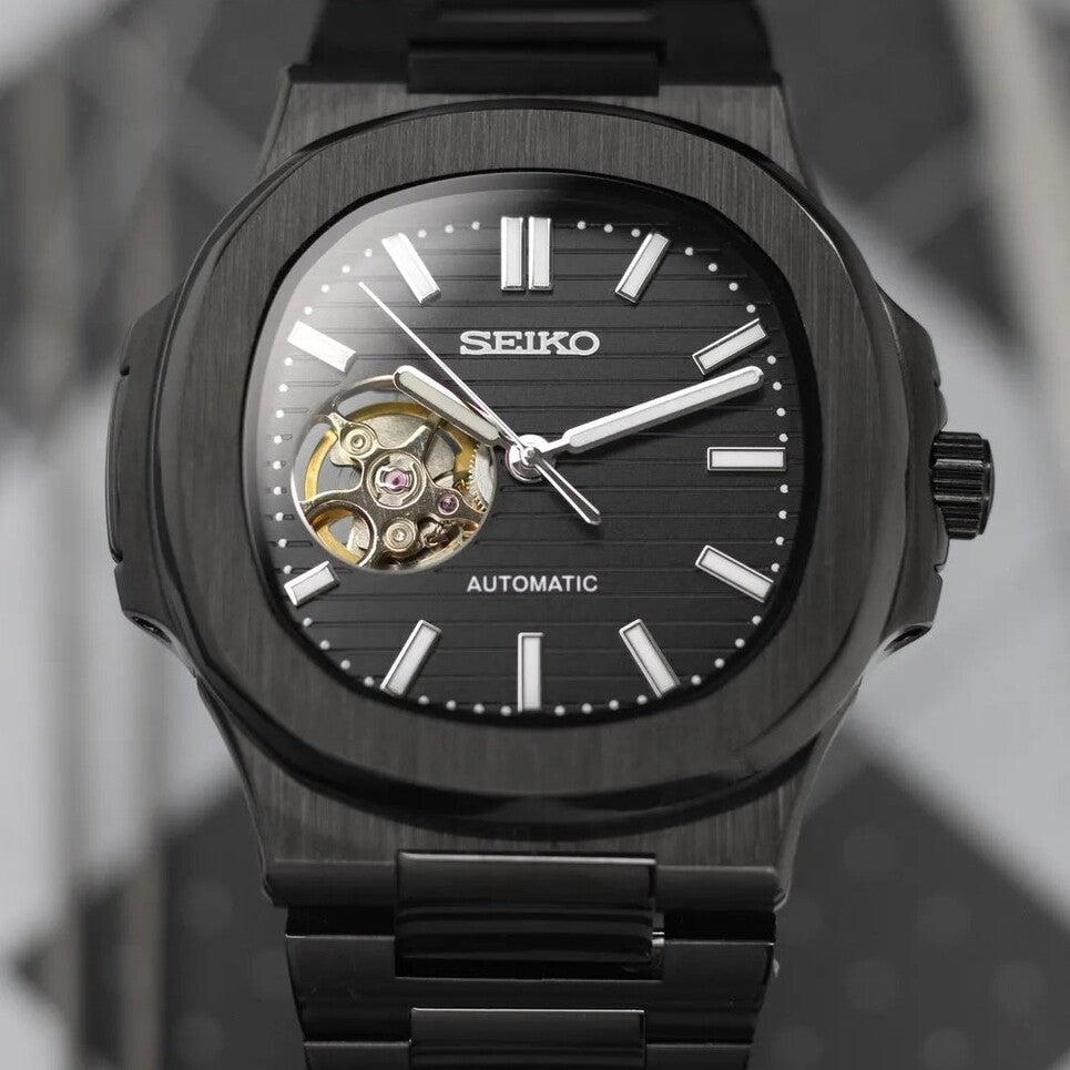 Schrägansicht der Seiko Mod Nautilus All Black Open Heart mit gebürstetem Zifferblatt