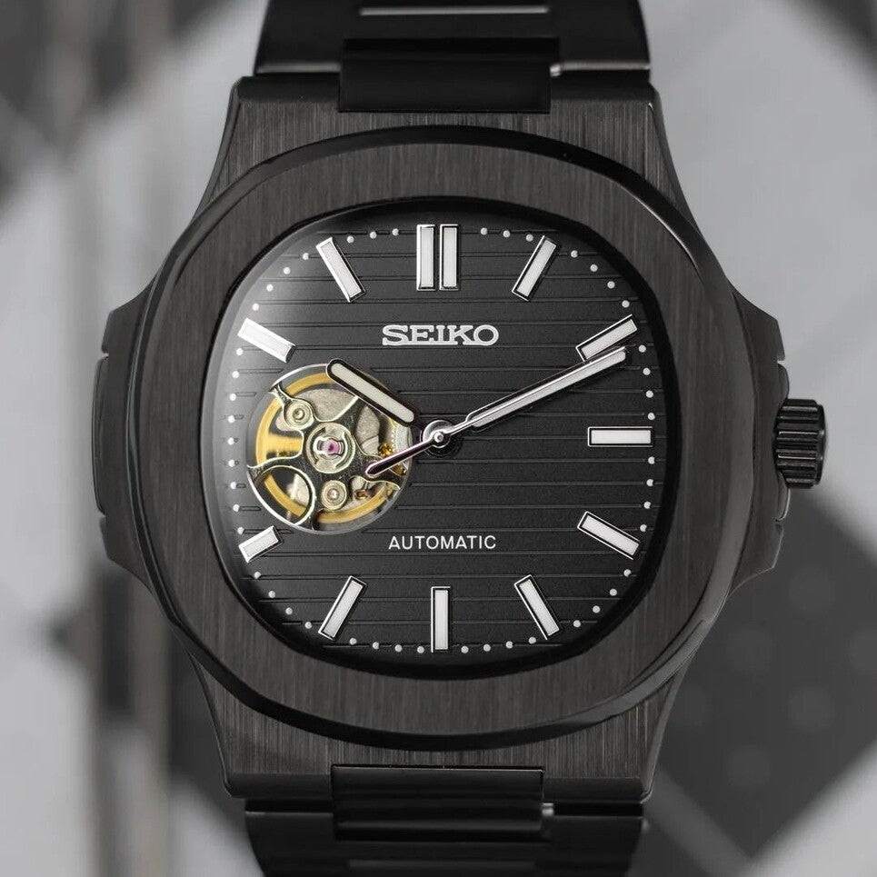 Nahaufnahme der Seiko Mod Nautilus All Black Open Heart mit sichtbarem NH38 Automatikwerk