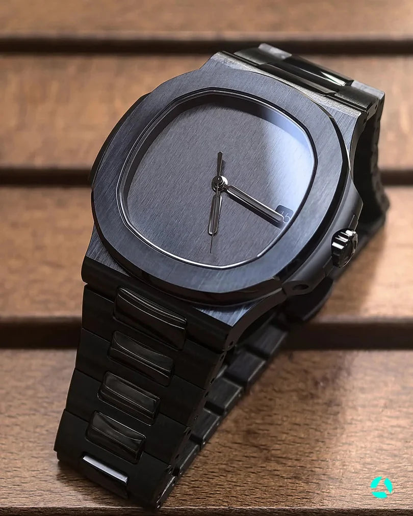 Seiko Mod Nautilus Black Minimalist Luxusuhr mit minimalistischem Design auf Holzhintergrund