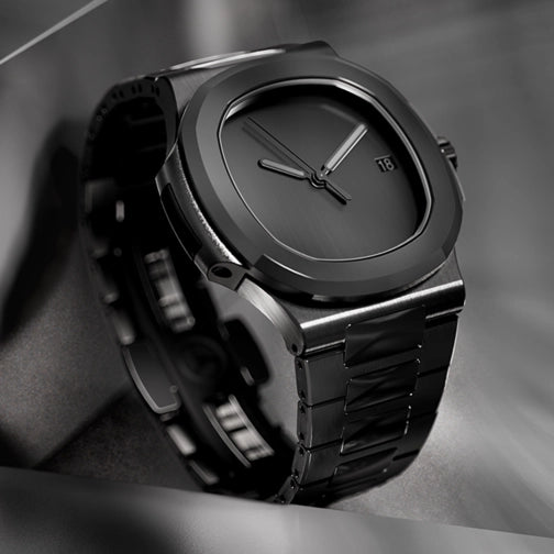 Seiko Mod Nautilus Black Minimalist mit mattschwarzem Edelstahlarmband und minimalistischem Zifferblatt in Schrägansicht