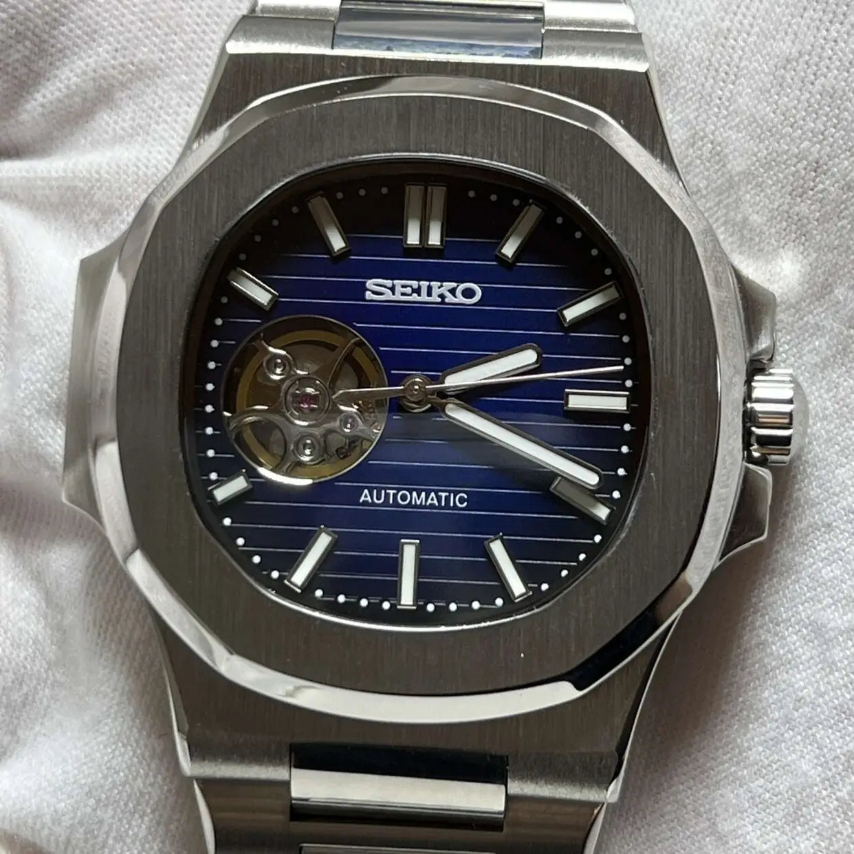 Seiko Mod Nautilus Royal Blue Open Heart mit integriertem Edelstahlarmband, Komplettansicht des dunke blauen zifferblatts