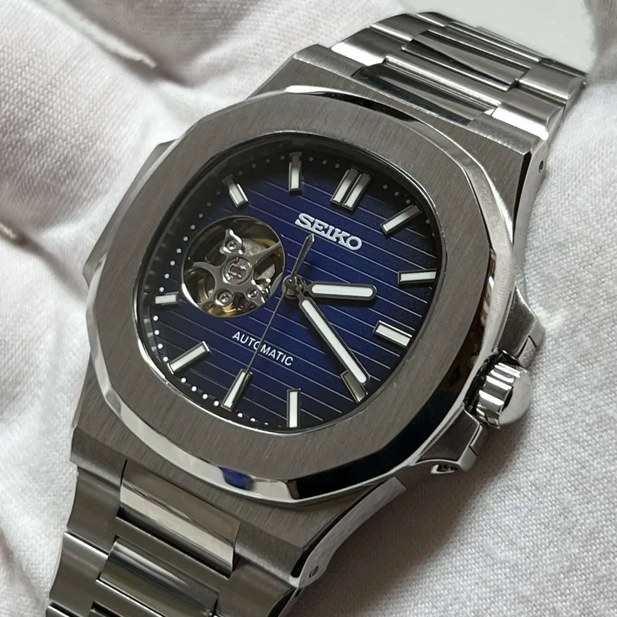 Seiko Mod Nautilus Royal Blue Open Heart mit sichtbarem NH38 Automatikwerk durch skelettiertes Zifferblatt