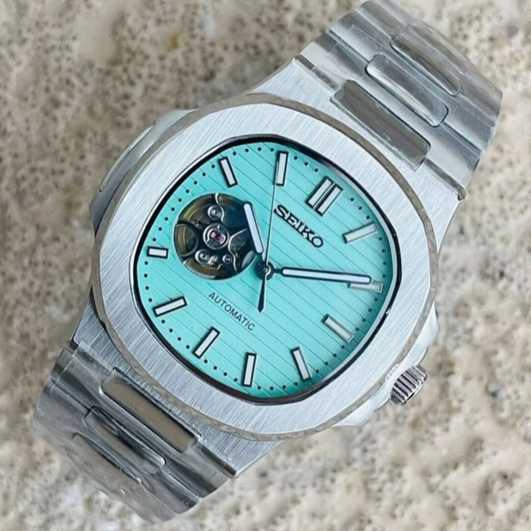 Seiko Mod Nautilus Tiffany Open Heart mit integriertem Edelstahlarmband, Komplettansicht, Open-Heart-Design und Edelstahlarmband auf hellem Hintergrund