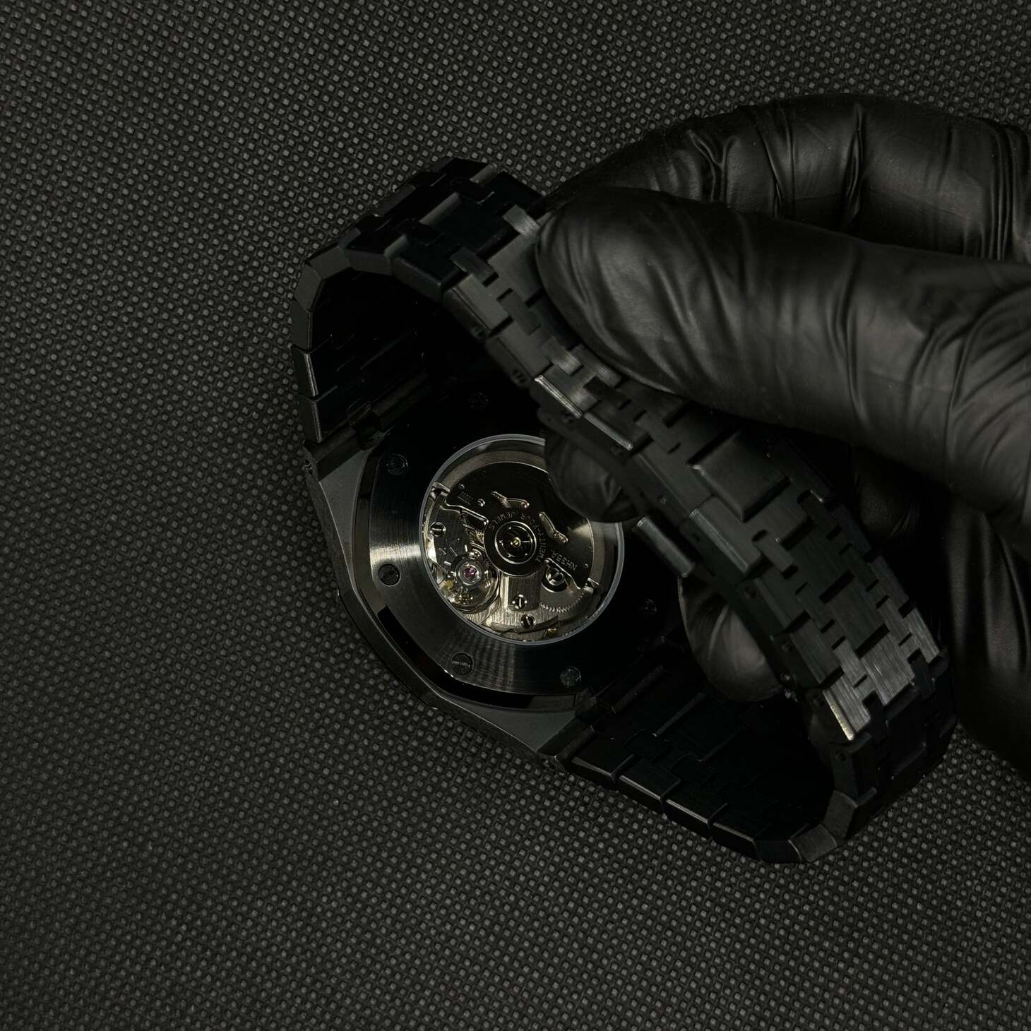 Gehäuseboden der Seiko Mod Royal Oak All Black mit sichtbarem Seiko NH35 Automatikwerk durch transparenten Glasboden