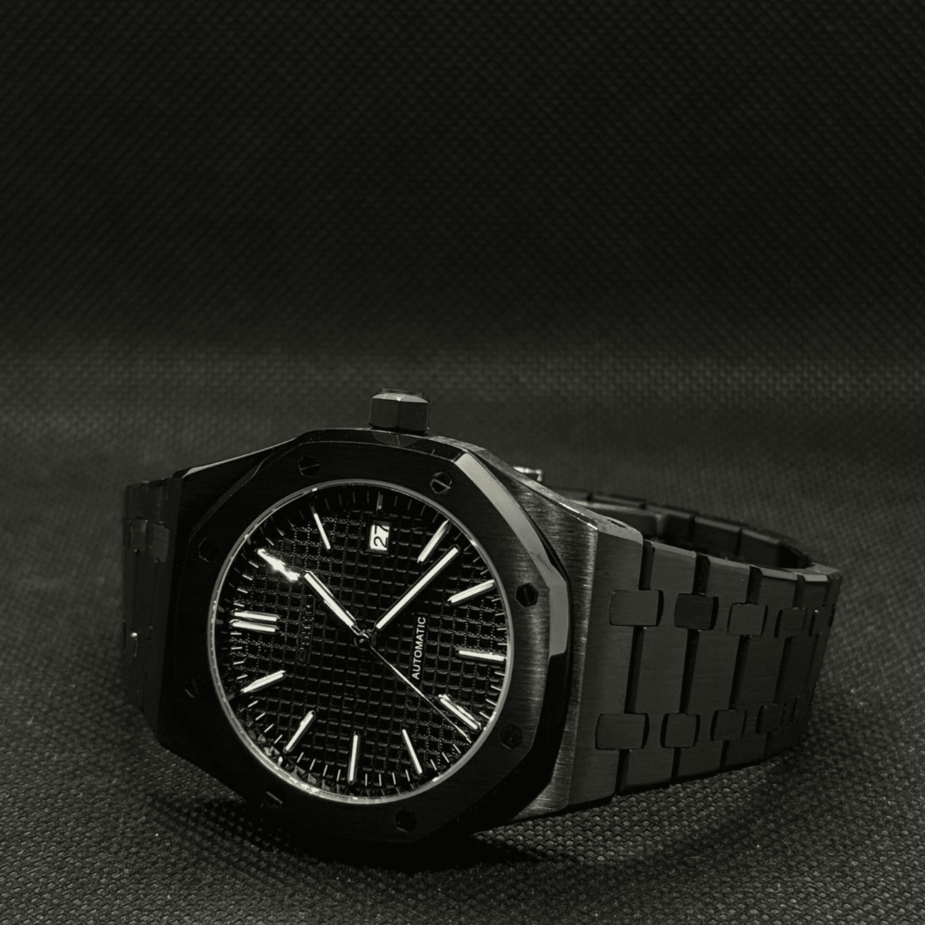 Horizontale Ansicht der Seiko Mod Royal Oak All Black mit Stealth-Design, schwarzem Waffle-Zifferblatt auf dunklem Hintergrund