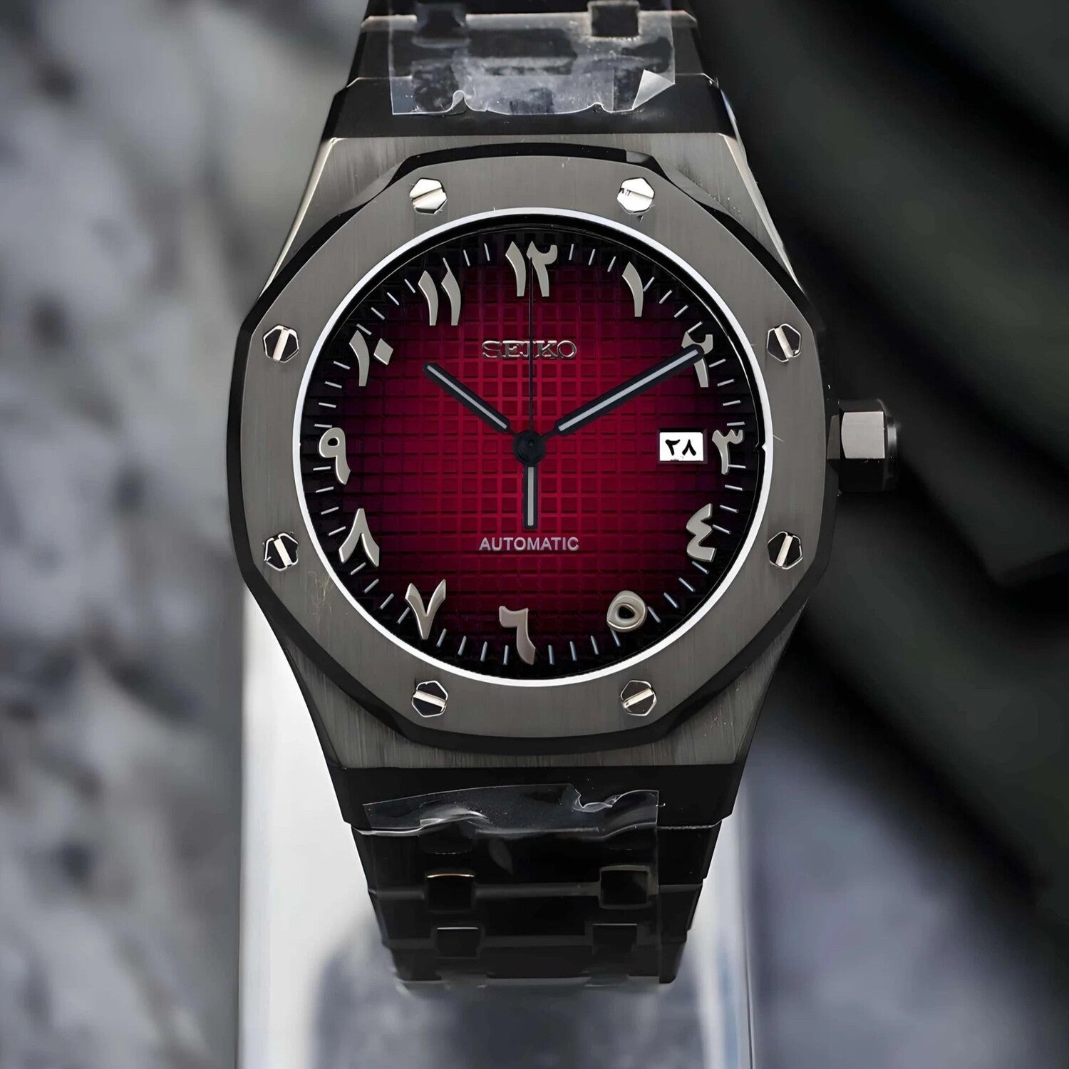 Frontansicht der Seiko Mod Royal Oak Black Red Arabic Luxusuhr mit auffälligem rotem Zifferblatt, arabischen Ziffern und schwarzem Edelstahlgehäuse