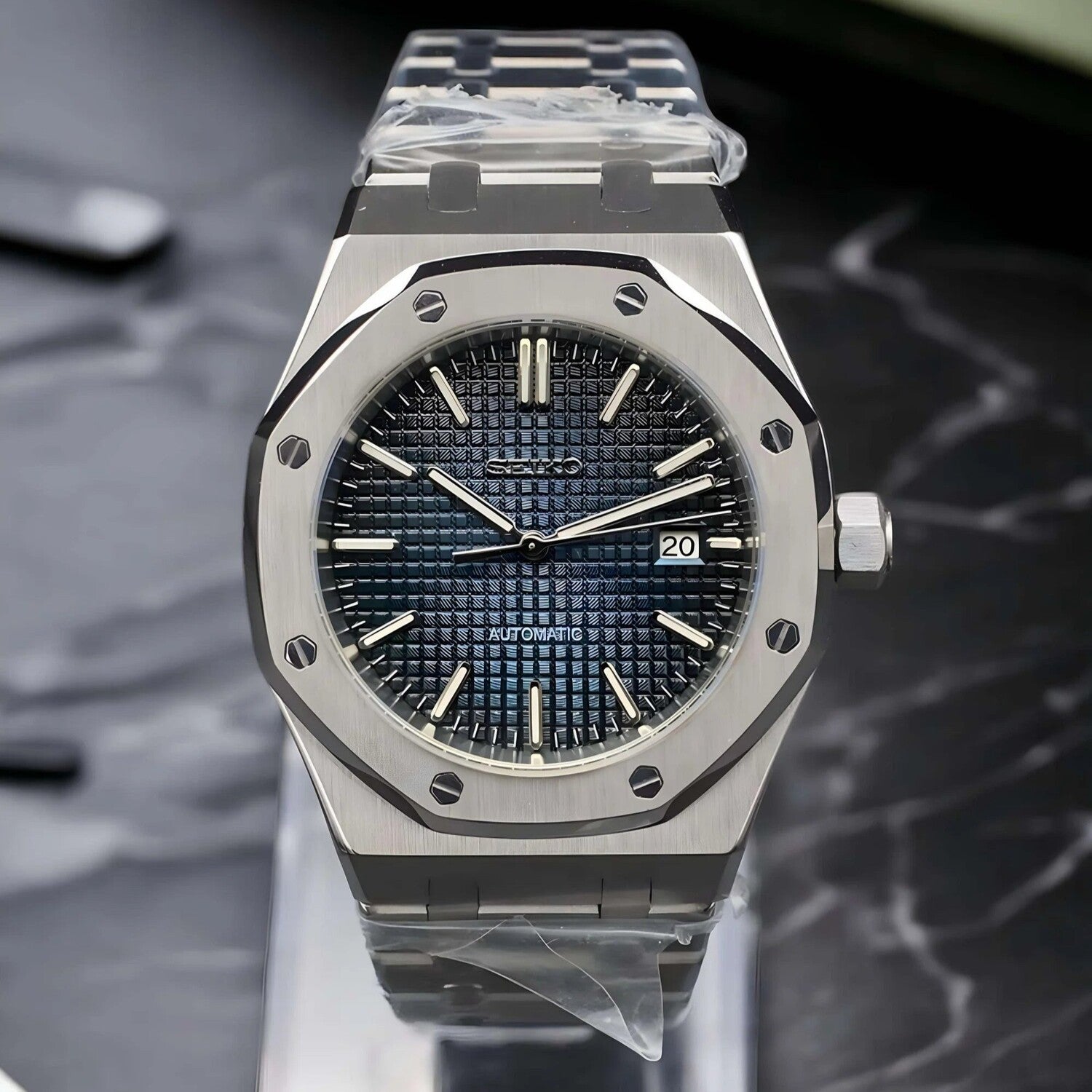 Frontansicht der Seiko Mod Royal Oak Blue Luxusuhr mit navyblauem Waffle-Zifferblatt, Edelstahlgehäuse und Datumsanzeige bei 3 Uhr