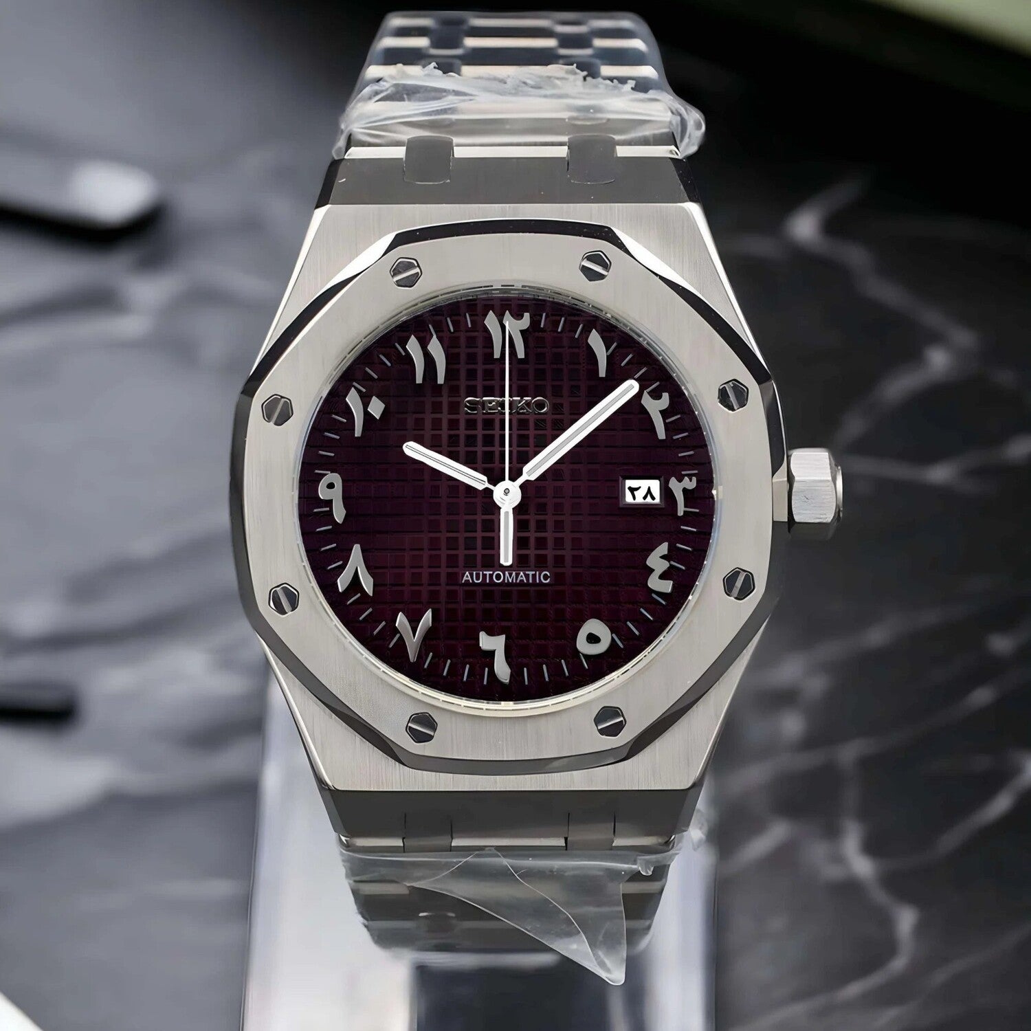 Frontansicht der Seiko Mod Royal Oak Brown Arabic Luxusuhr mit gebürstetem Edelstahlgehäuse, braunem Zifferblatt und polierten silbernen Zeigern