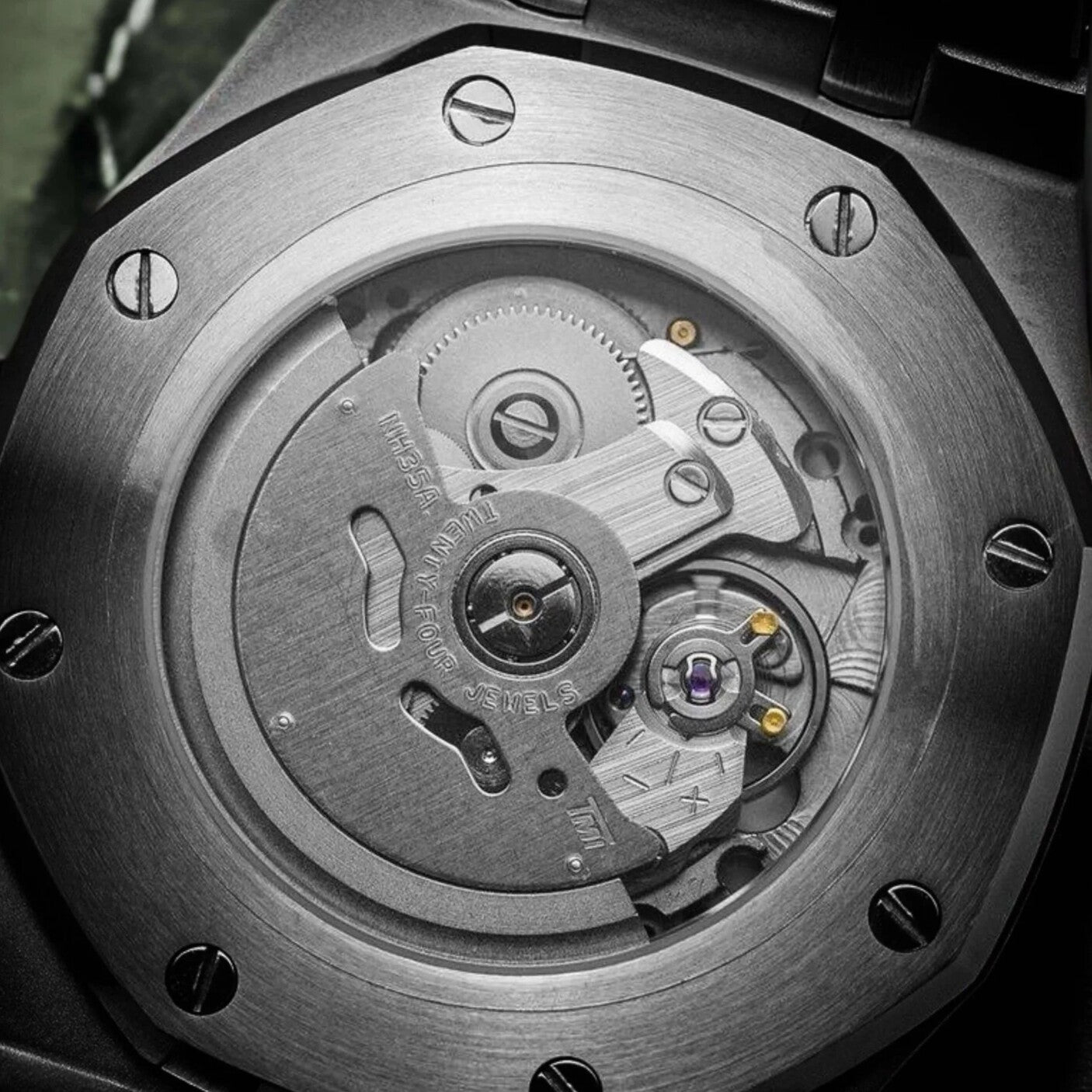 Detailaufnahme des Seiko NH35 Automatikwerks der Royal Oak Brown Arabic durch transparenten Gehäuseboden