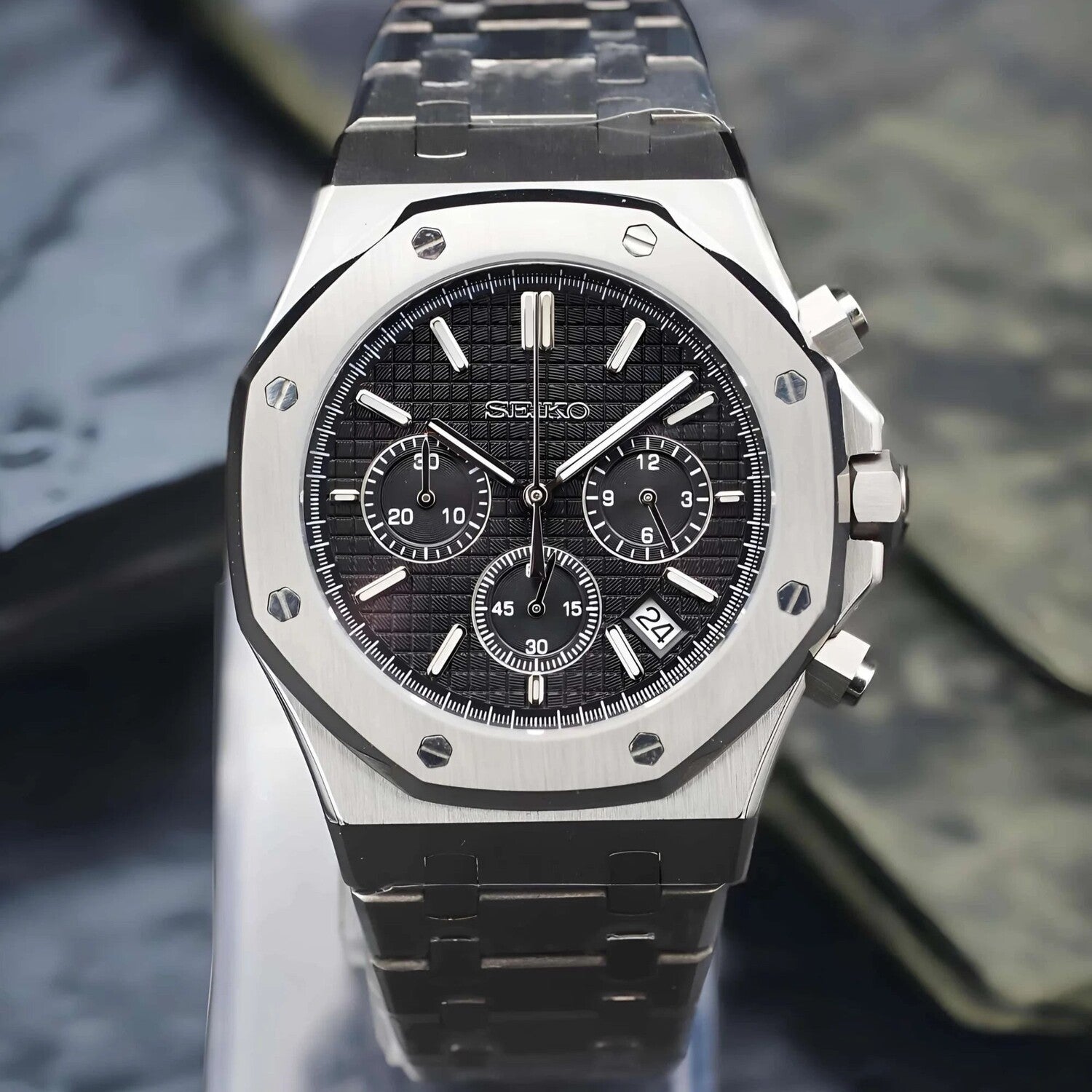 Frontansicht der Seiko Mod Royal Oak Chrono Black Luxusuhr mit schwarzem strukturiertem Zifferblatt, VK63 Mecha-Quartz-Chronograph und Edelstahlarmband